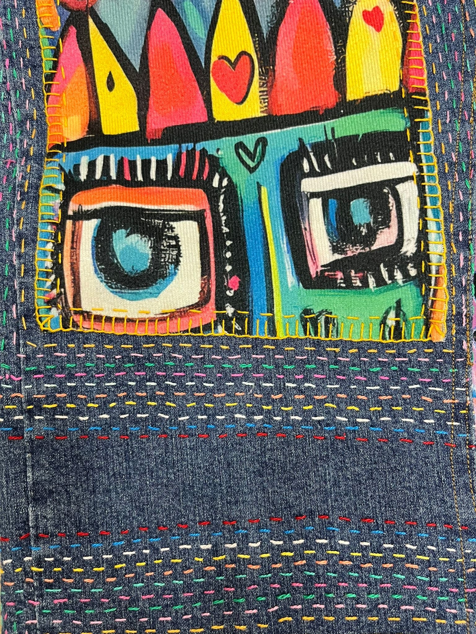 Falda Velora de doble- cintura con tachuelas, hilos de colores y parches-textiles reciclados, vista frontal.