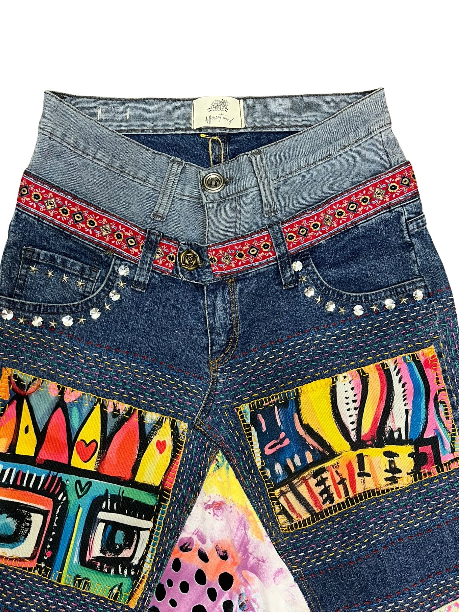 Falda Velora de doble- cintura con tachuelas, hilos de colores y parches textiles reciclados, vista frontal.