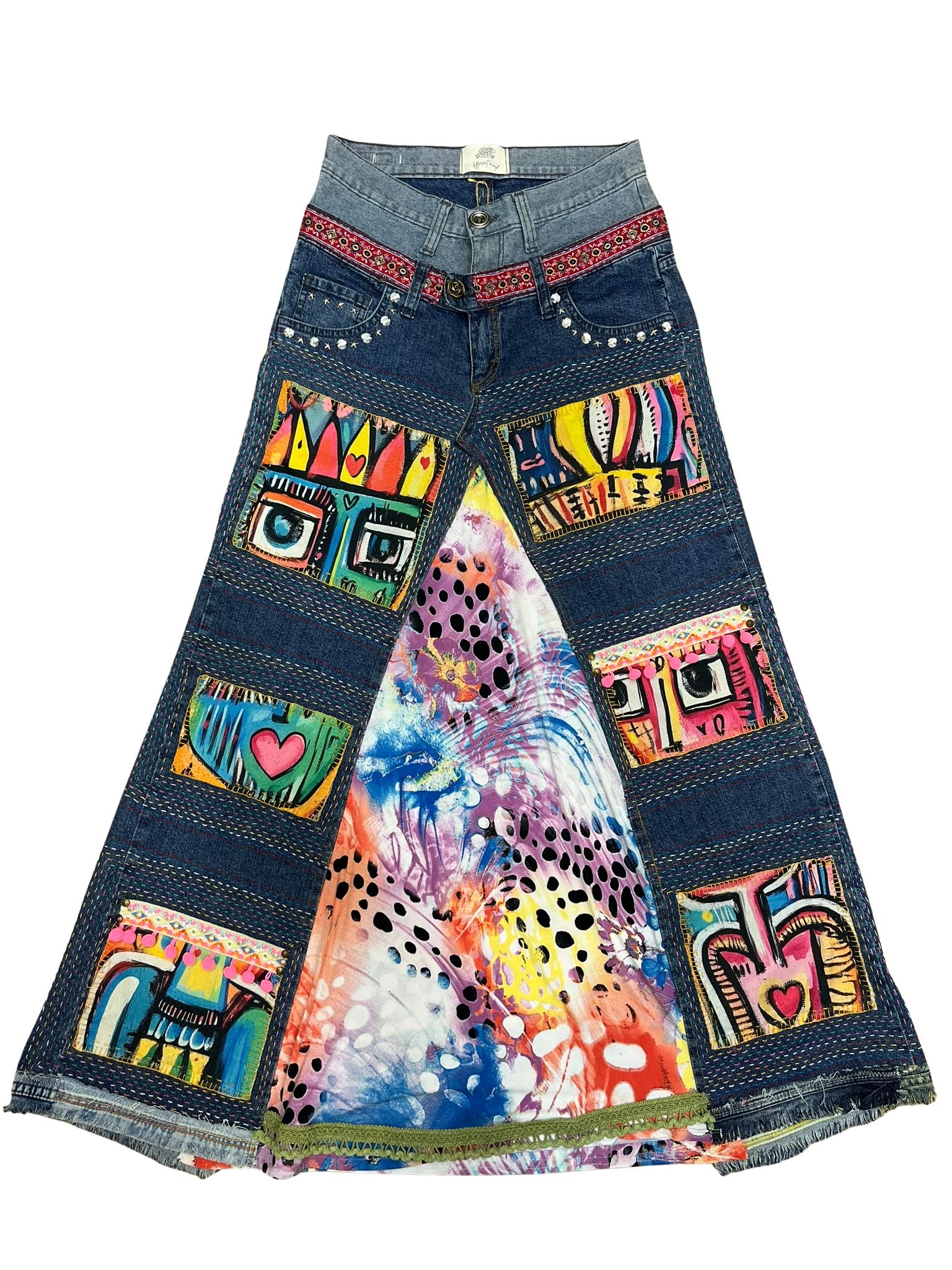 Falda Velora de doble cintura con tachuelas, hilos de colores y parches textiles reciclados, vista frontal.