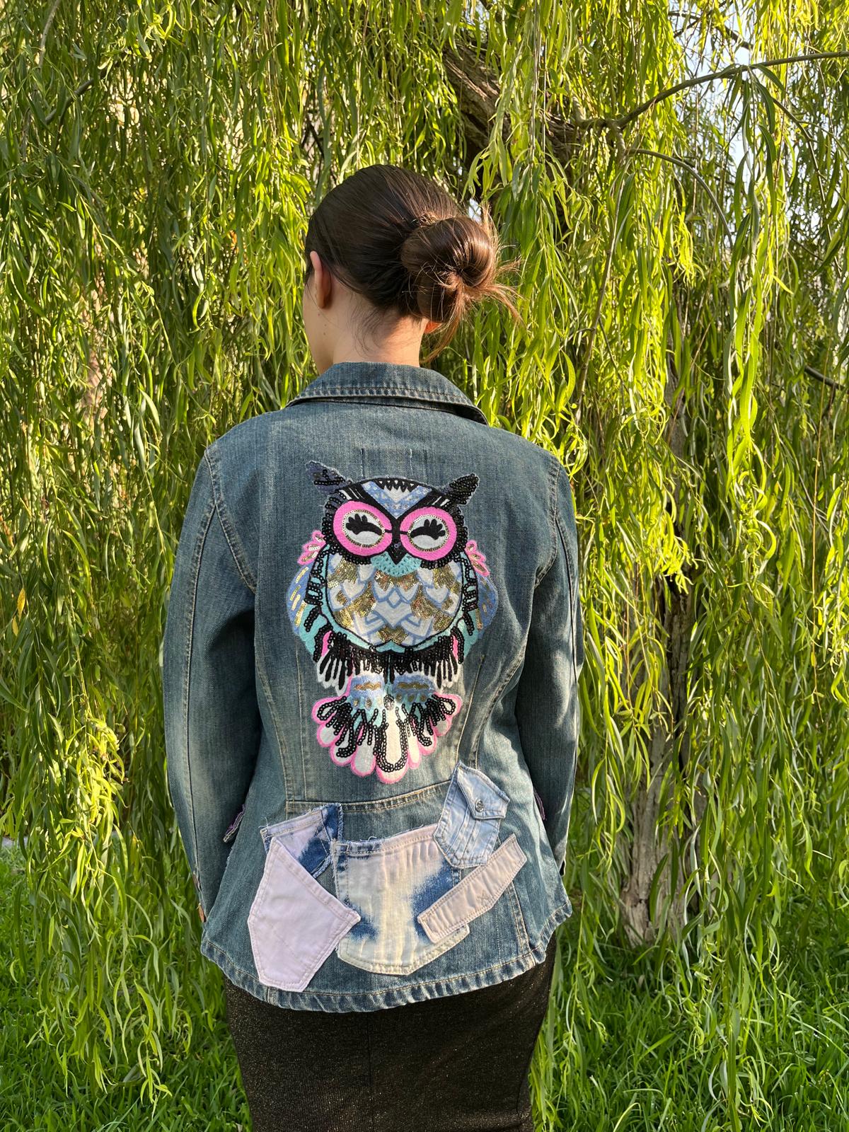 Chaqueta vaquera Íride hecha a mano con denim reciclado, búho bordado con lentejuelas en la espalda y detalles de ganchillo en el frente.