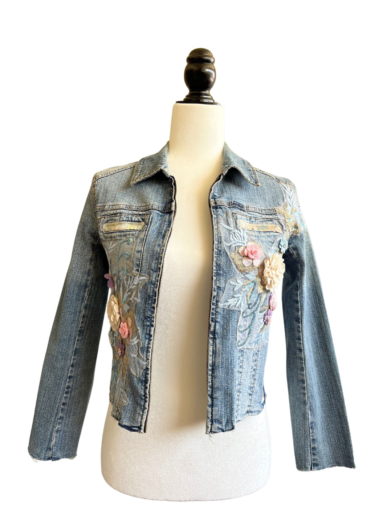 Chaqueta vaquera Lira con pintura a mano alzada en la espalda, apliques florales bordados en el frente y bolsillos restaurados con tela estampada.