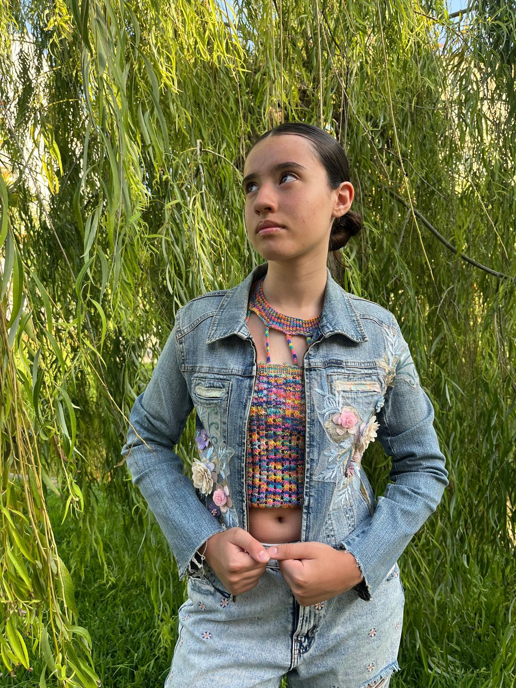 Chaqueta vaquera Lira con pintura a mano alzada en la espalda, apliques florales bordados en el frente y bolsillos restaurados con tela estampada.