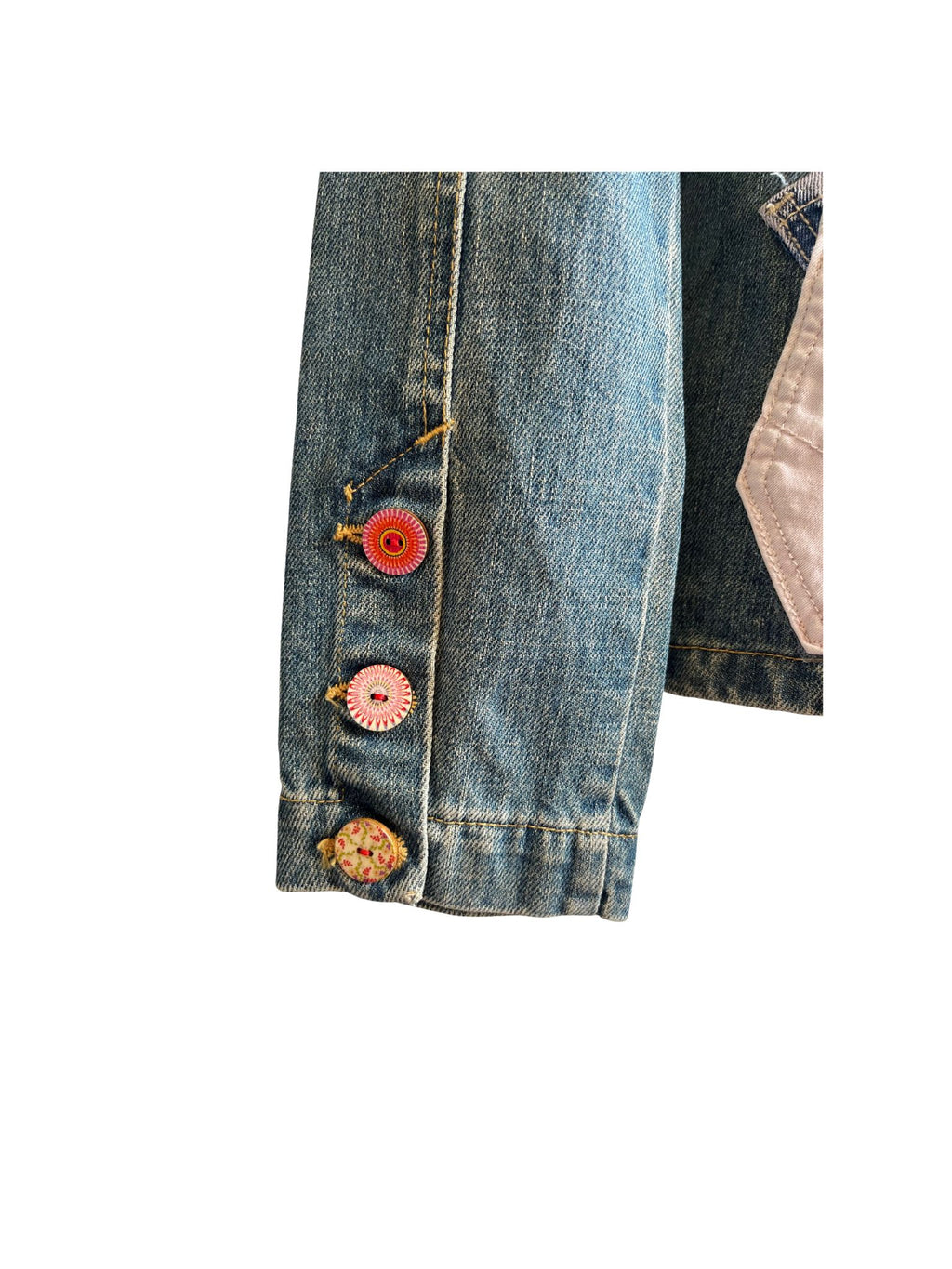 Chaqueta vaquera Íride hecha a mano con denim reciclado, búho bordado con lentejuelas en la espalda y detalles de ganchillo en el frente.