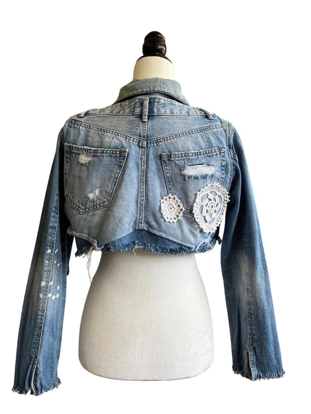 Chaqueta Ona modificada artesanalmente, con encaje en forma de corazón, botones de madera y parte trasera de pantalón con ganchillo.