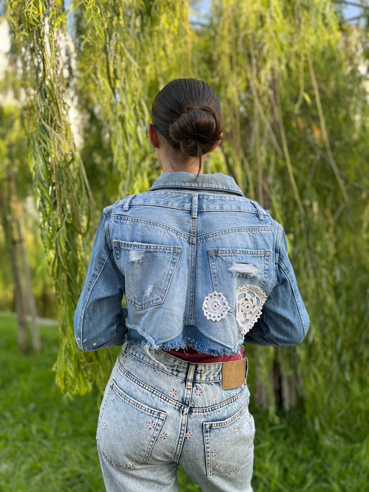 Chaqueta Ona modificada artesanalmente, con encaje en forma de corazón, botones de madera y parte trasera de pantalón con ganchillo.