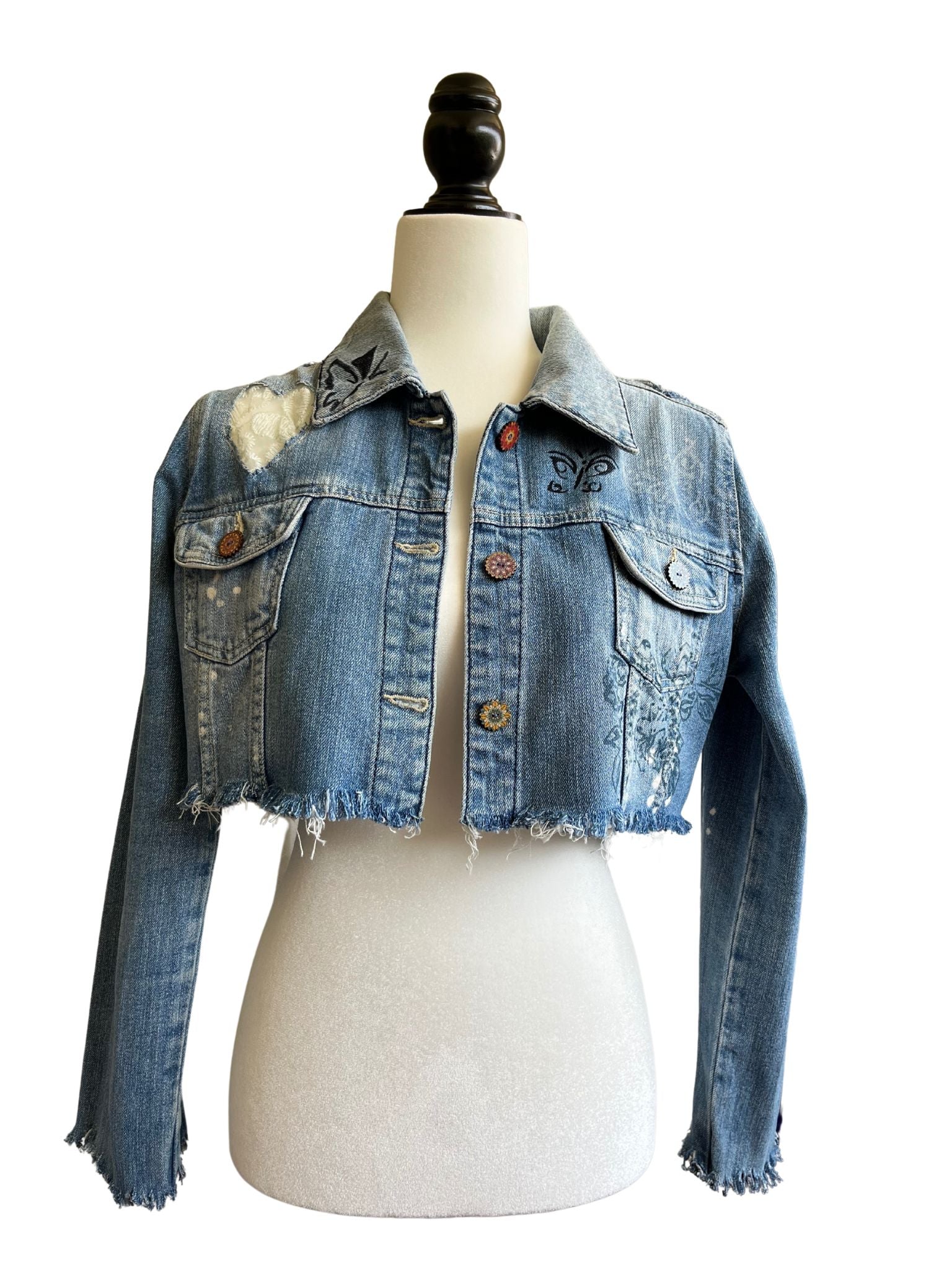 Chaqueta Ona modificada artesanalmente, con encaje en forma de corazón, botones de madera y parte trasera de pantalón con ganchillo.