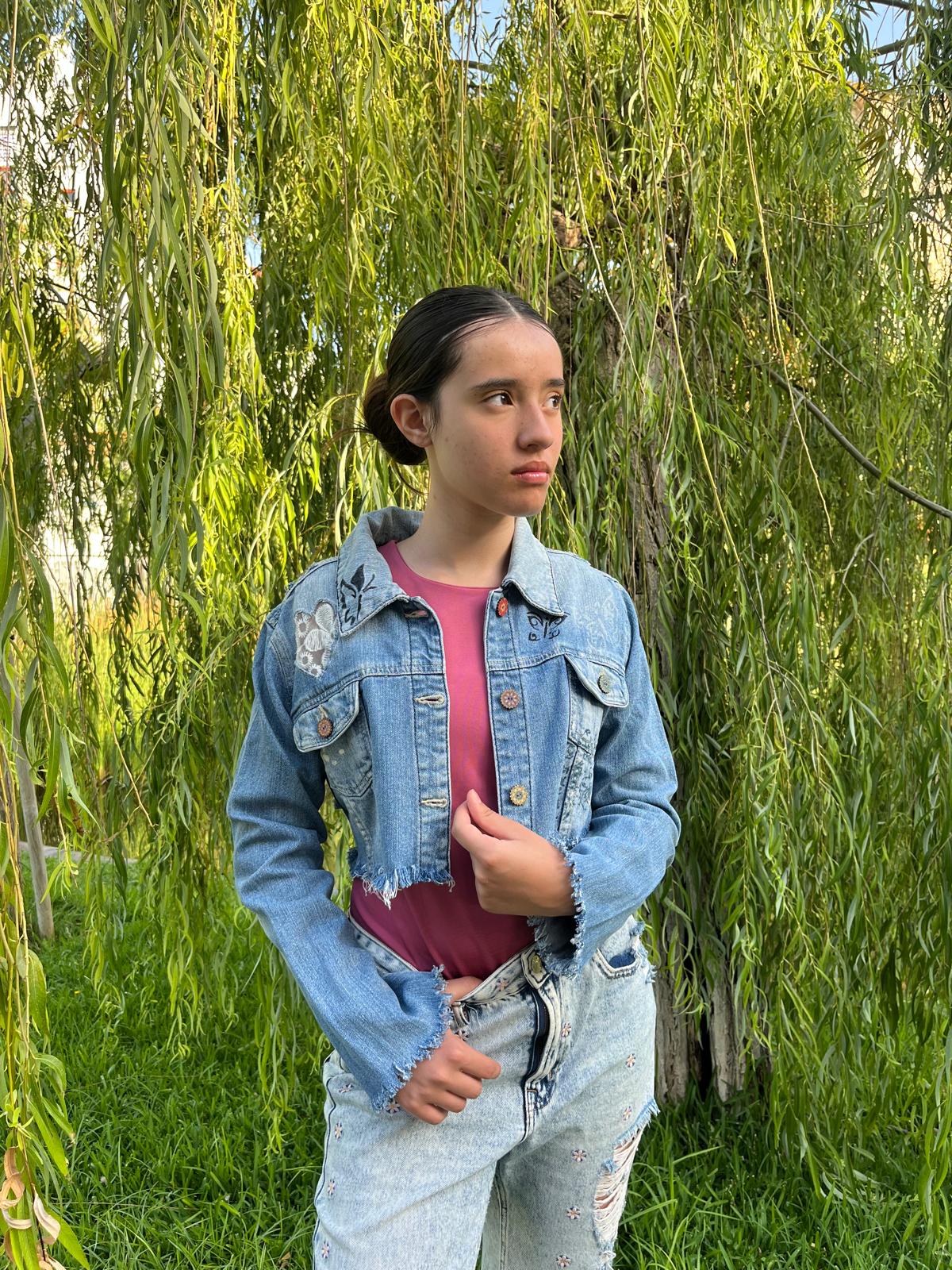 Chaqueta Ona modificada artesanalmente, con encaje en forma de corazón, botones de madera y parte trasera de pantalón con ganchillo.