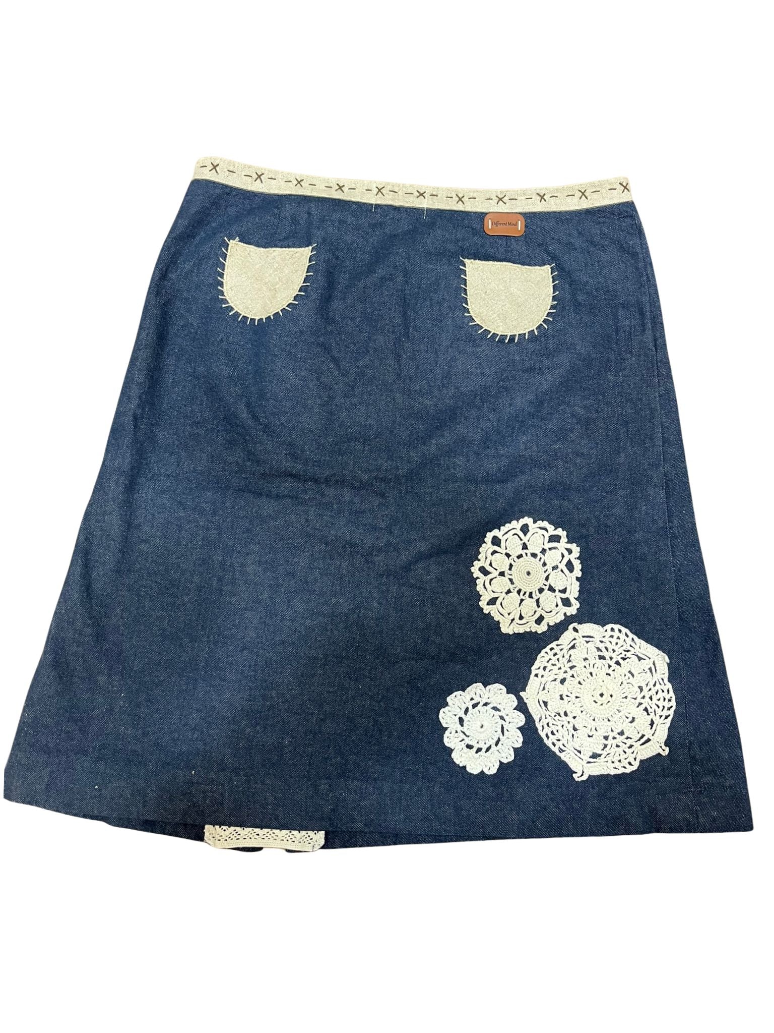Vista trasera de la falda Miralys con tres -adornos de ganchillo tejidos a mano