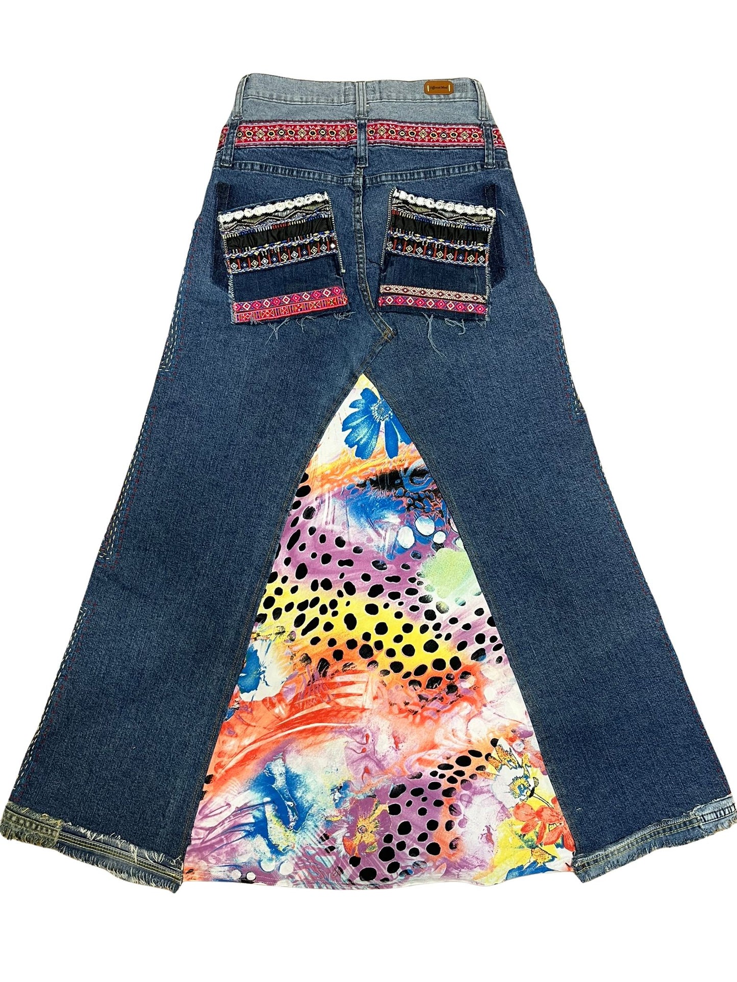 Vista trasera de la falda Miralys con tres adornos de ganchillo tejidos a-mano.