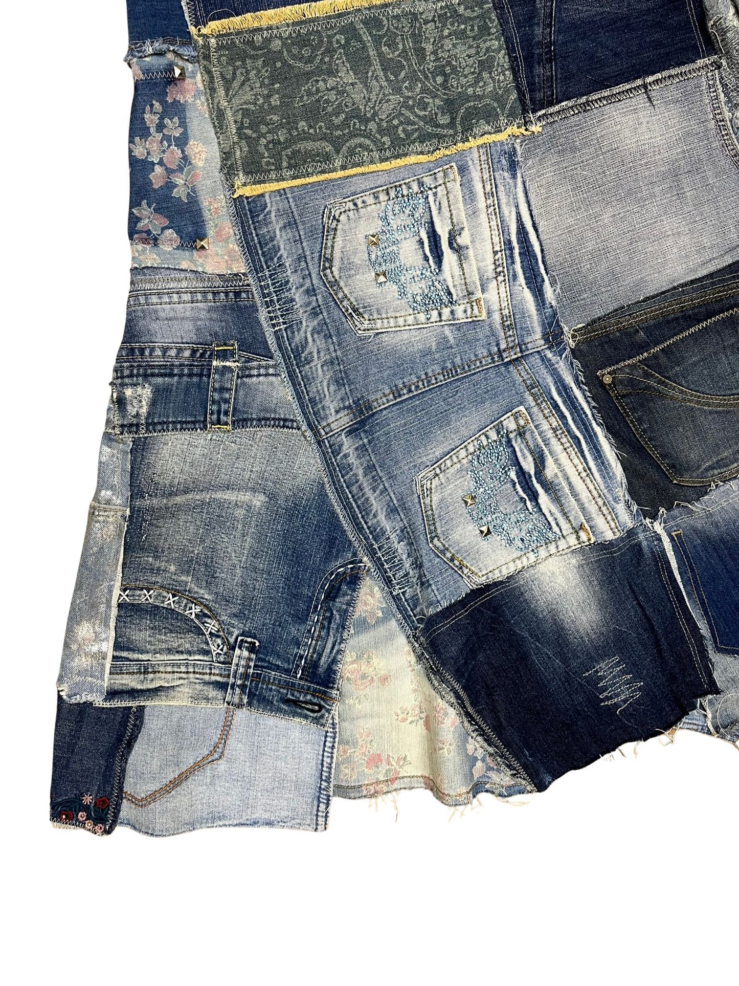 Vista_trasera_de_la_falda_Tressa_con_mezcla_de_retales_vaqueros_reciclados_y_dise_o_artesanal_nico.