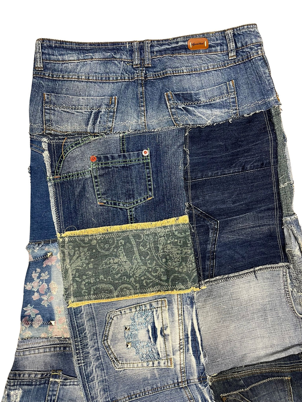 Vista_trasera_de_la_falda_Tressa_con_mezcla_de_retales_vaqueros_reciclados_y_dise_o_artesanal_nico.