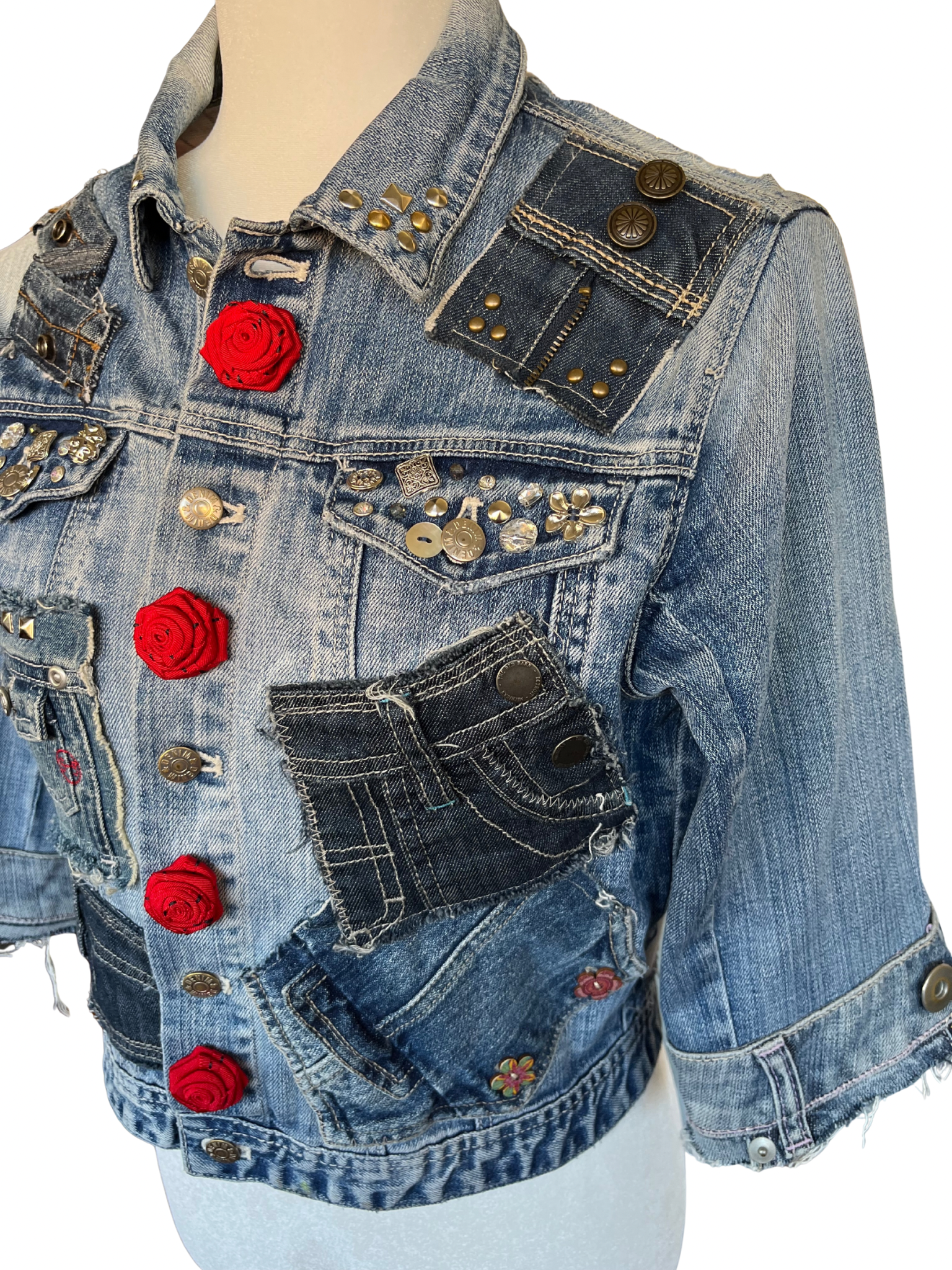 Chaqueta Caela denim reciclado con flores rojas hechas a mano, tachuelas y mangas ¾