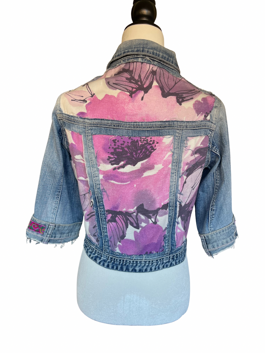 Chaqueta Caela denim reciclado con gran tela floral de algodón en la espalda – pieza única artesanal