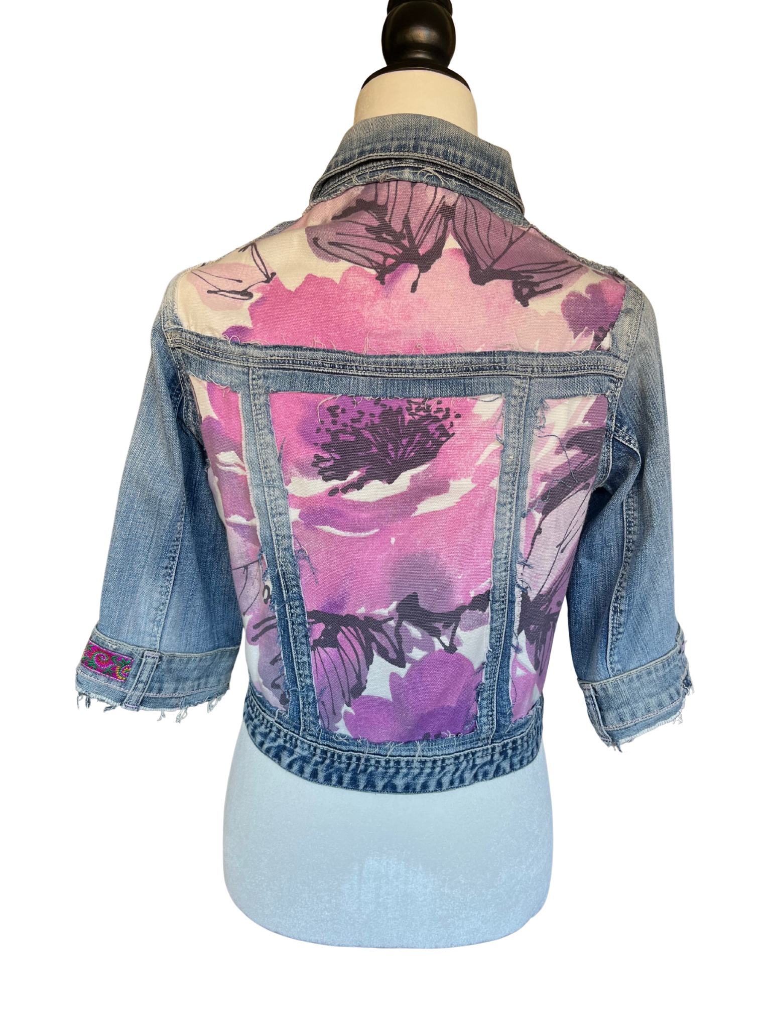 Chaqueta Caela denim reciclado con gran tela floral de algodón en la espalda – pieza única artesanal