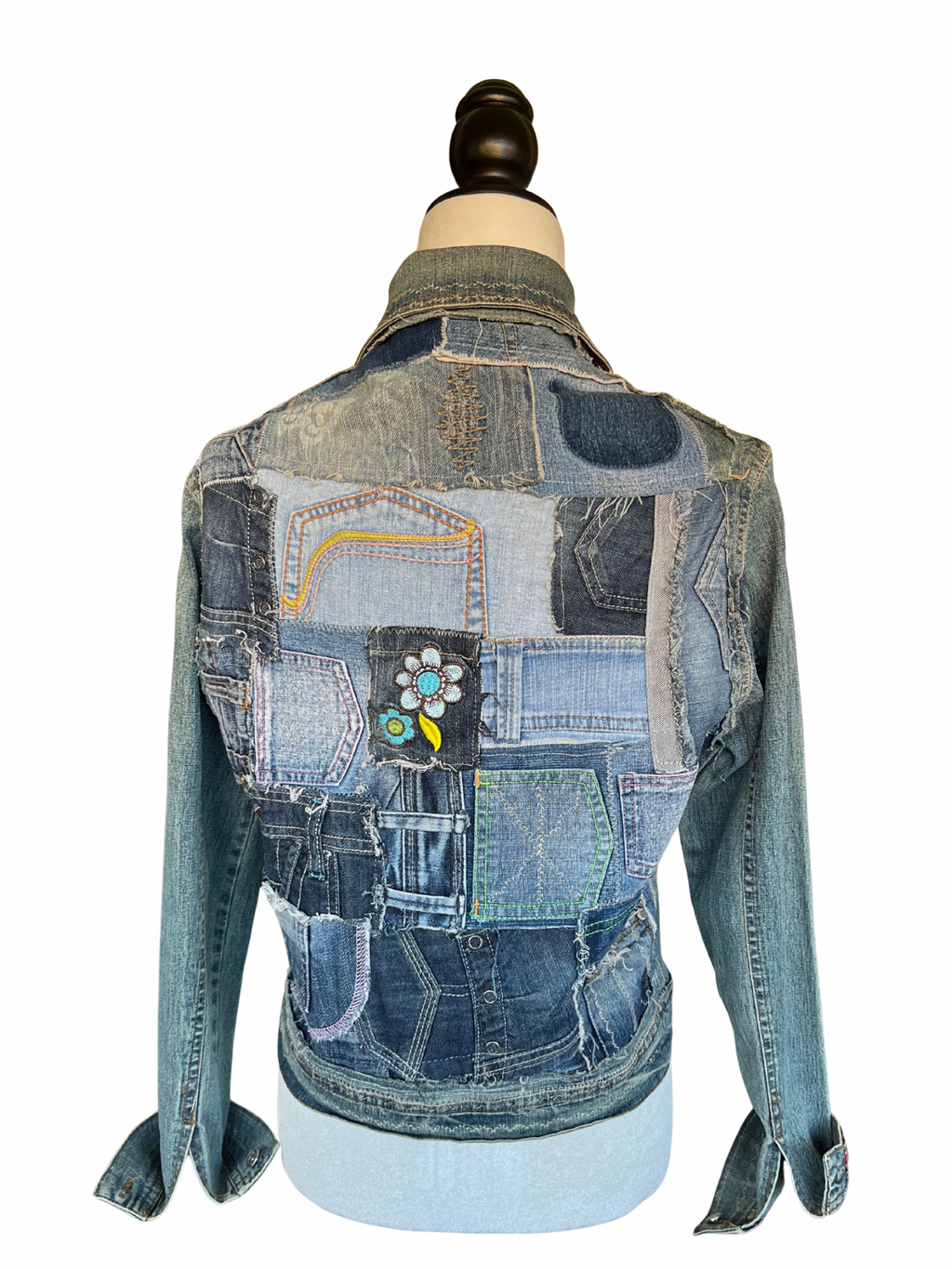 Espalda de la chaqueta Noira confeccionada con piezas pequeñas de vaqueros reciclados, sobre todo bolsillos, y forro interior añadido