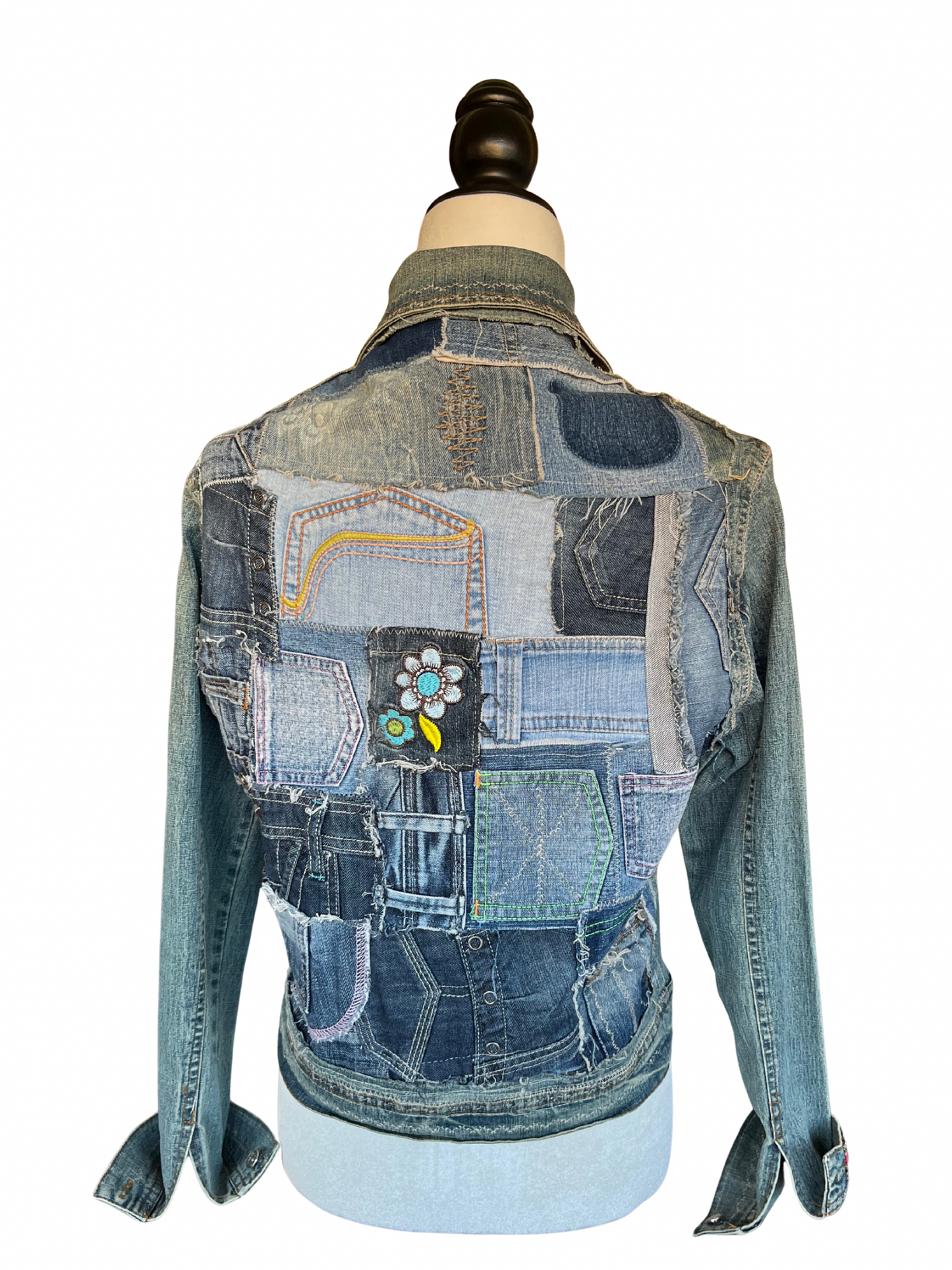 Espalda de la chaqueta Noira confeccionada con piezas pequeñas de vaqueros reciclados, sobre todo bolsillos, y forro interior añadido