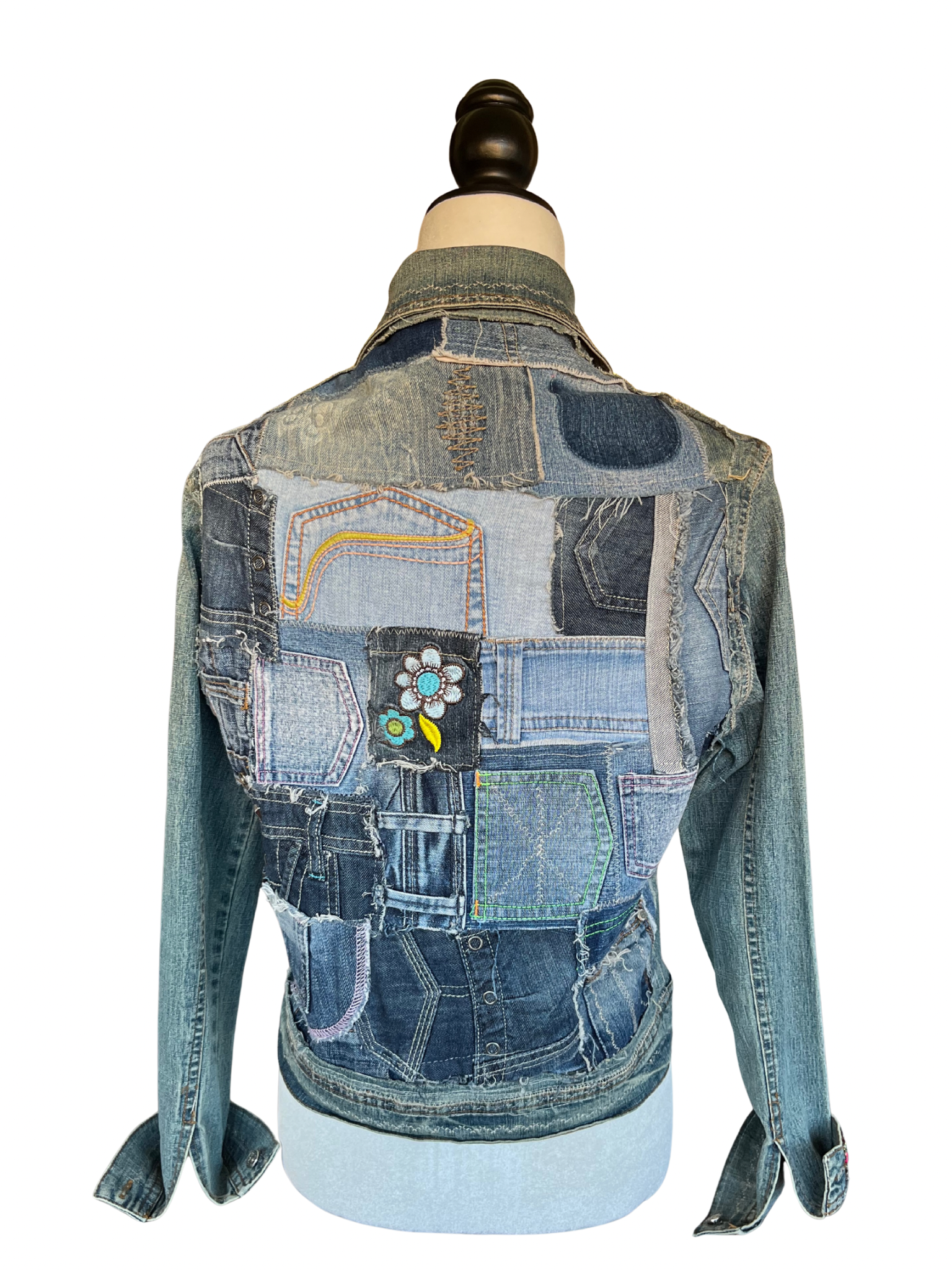 Espalda de la chaqueta Noira confeccionada con piezas pequeñas de vaqueros reciclados, sobre todo bolsillos, y forro interior añadido