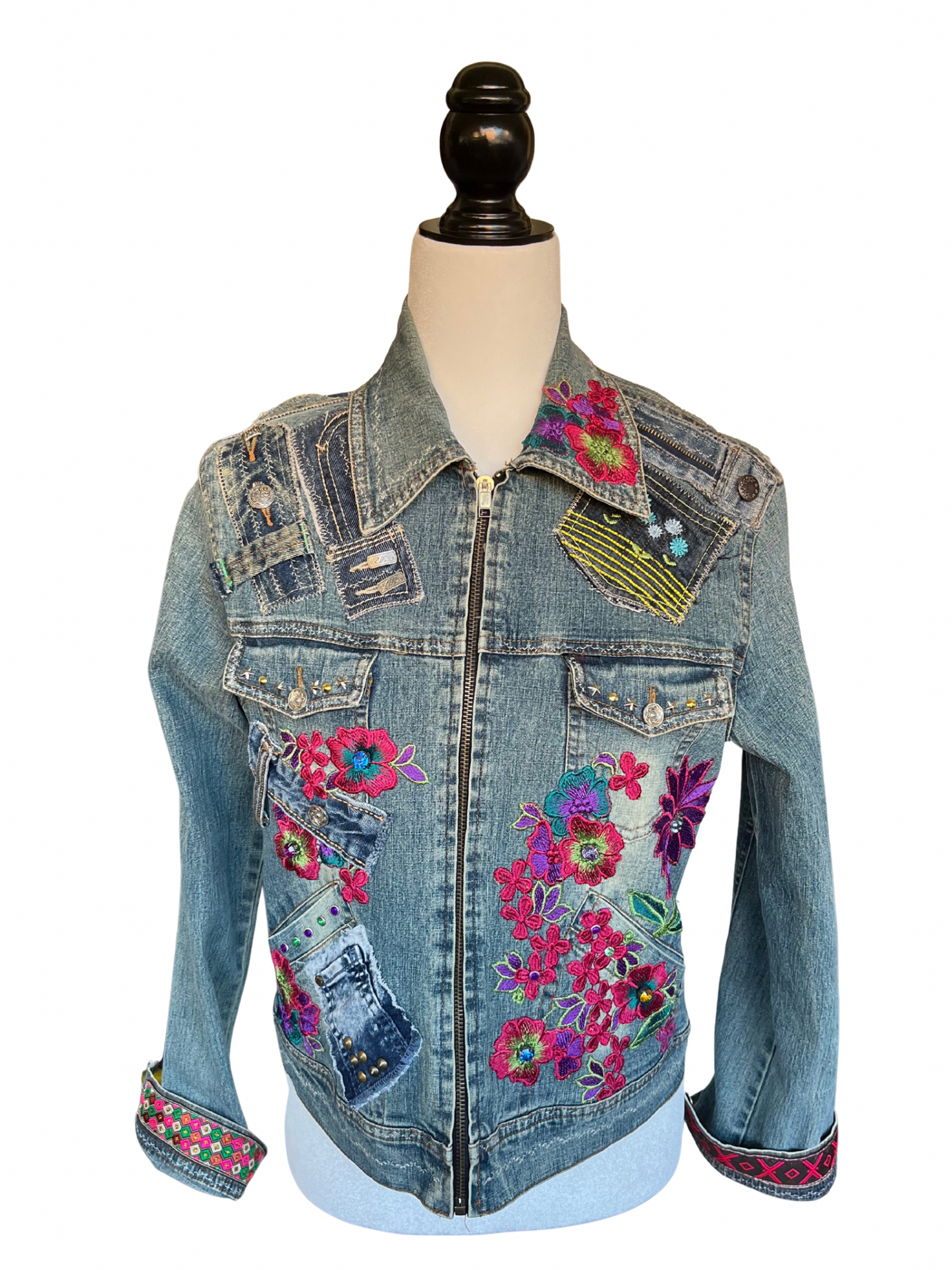 Chaqueta Noira de denim reciclado con flores bordadas a mano, cremalleras, bolsillos y puños recuperados