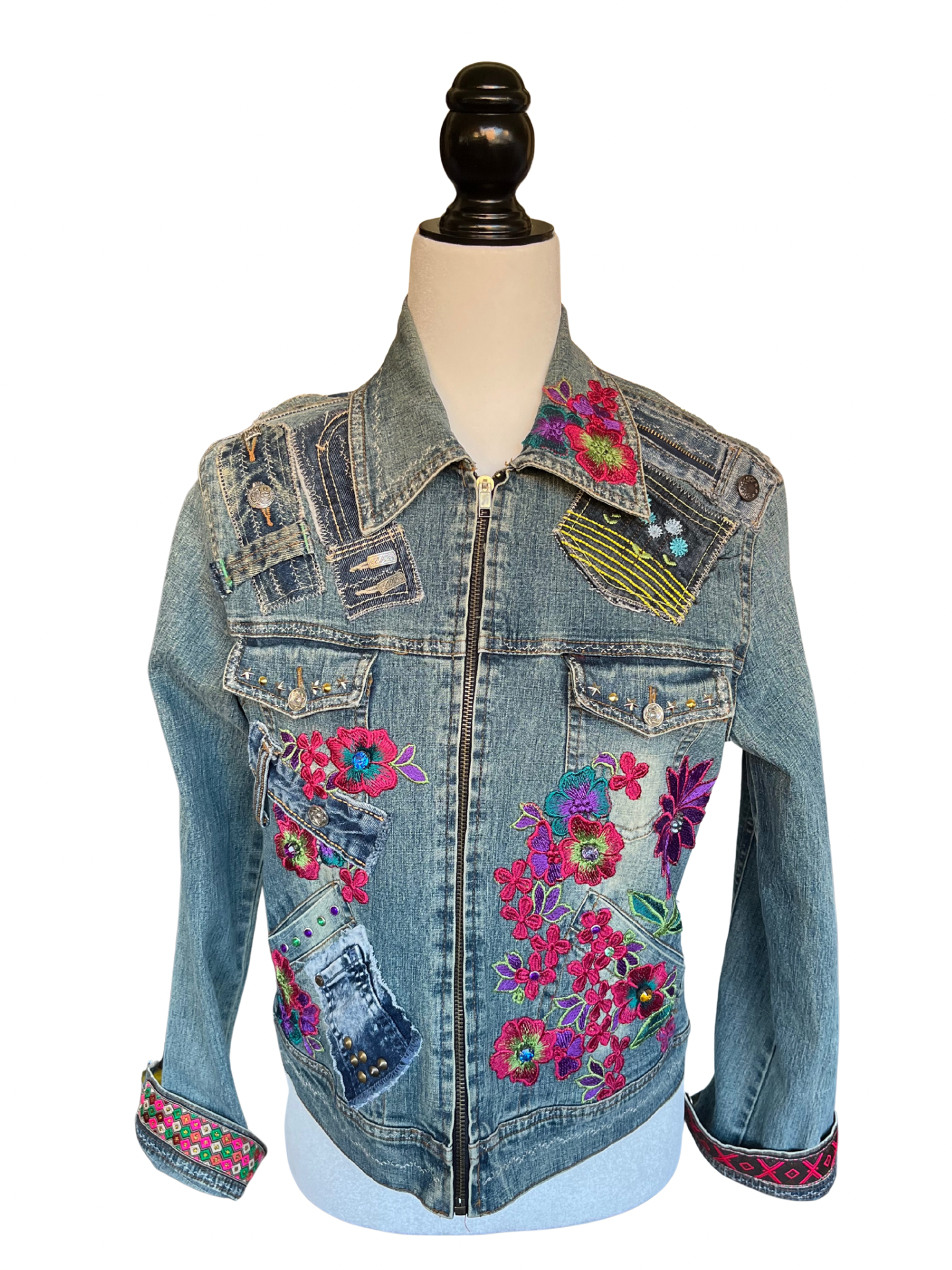 Chaqueta Noira de denim reciclado con flores bordadas a mano, cremalleras, bolsillos y puños recuperados
