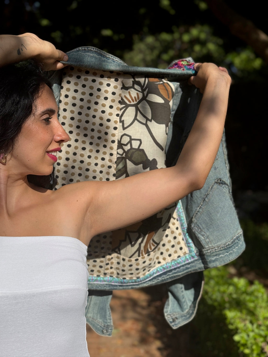 Espalda de la chaqueta Noira confeccionada con piezas pequeñas de vaqueros reciclados, sobre todo bolsillos, y forro interior añadido