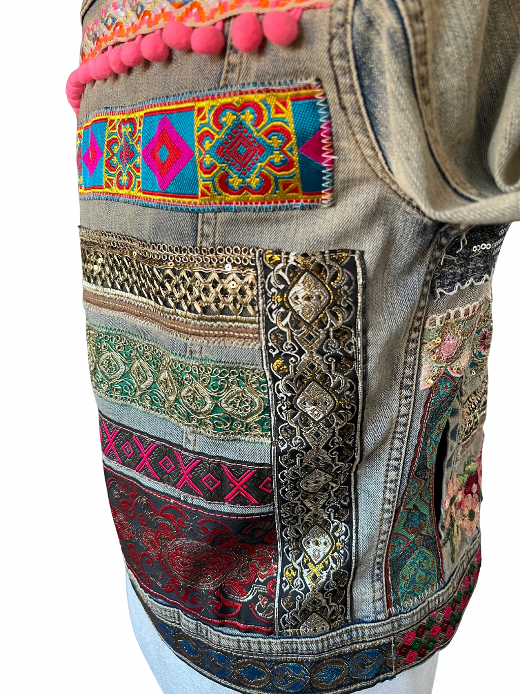 Chaqueta Zyra denim reciclado con gran patchwork de telas vintage, bordados y pompones en la espalda – pieza única hecha a mano