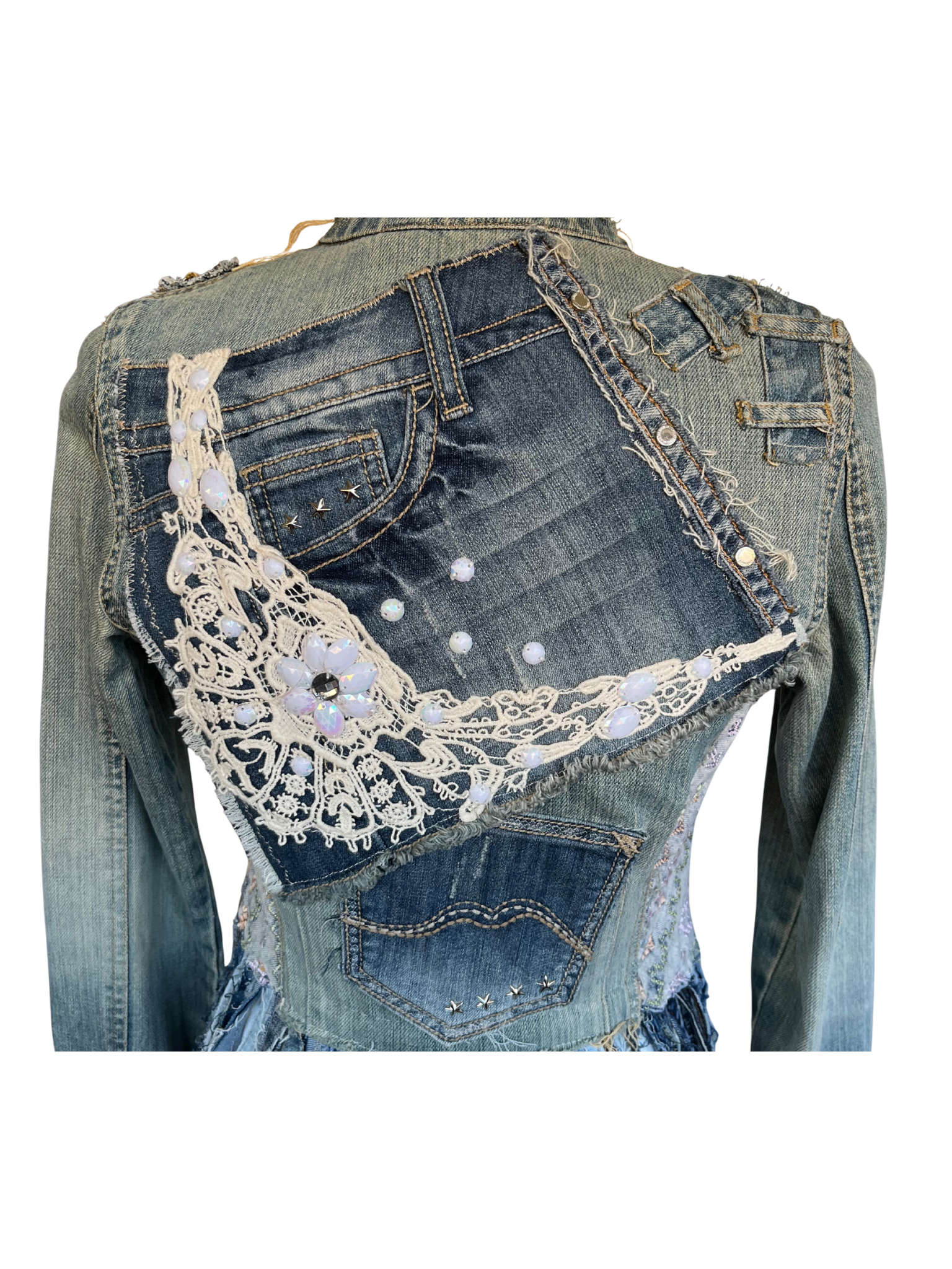 Espalda de la chaqueta Enna con short vaquero integrado, encaje y decoraciones artesanales hechas a mano