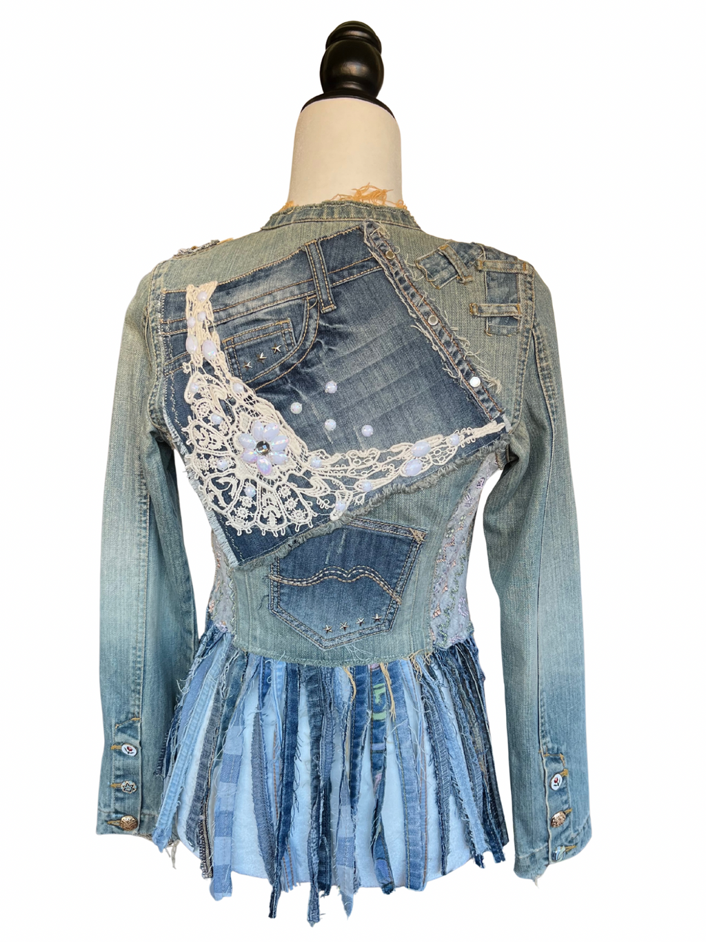 Espalda de la chaqueta Enna con short vaquero integrado, encaje y decoraciones artesanales hechas a mano