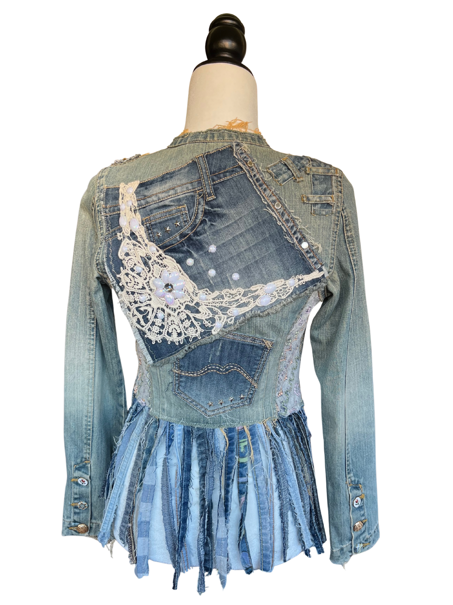 Espalda de la chaqueta Enna con short vaquero integrado, encaje y decoraciones artesanales hechas a mano