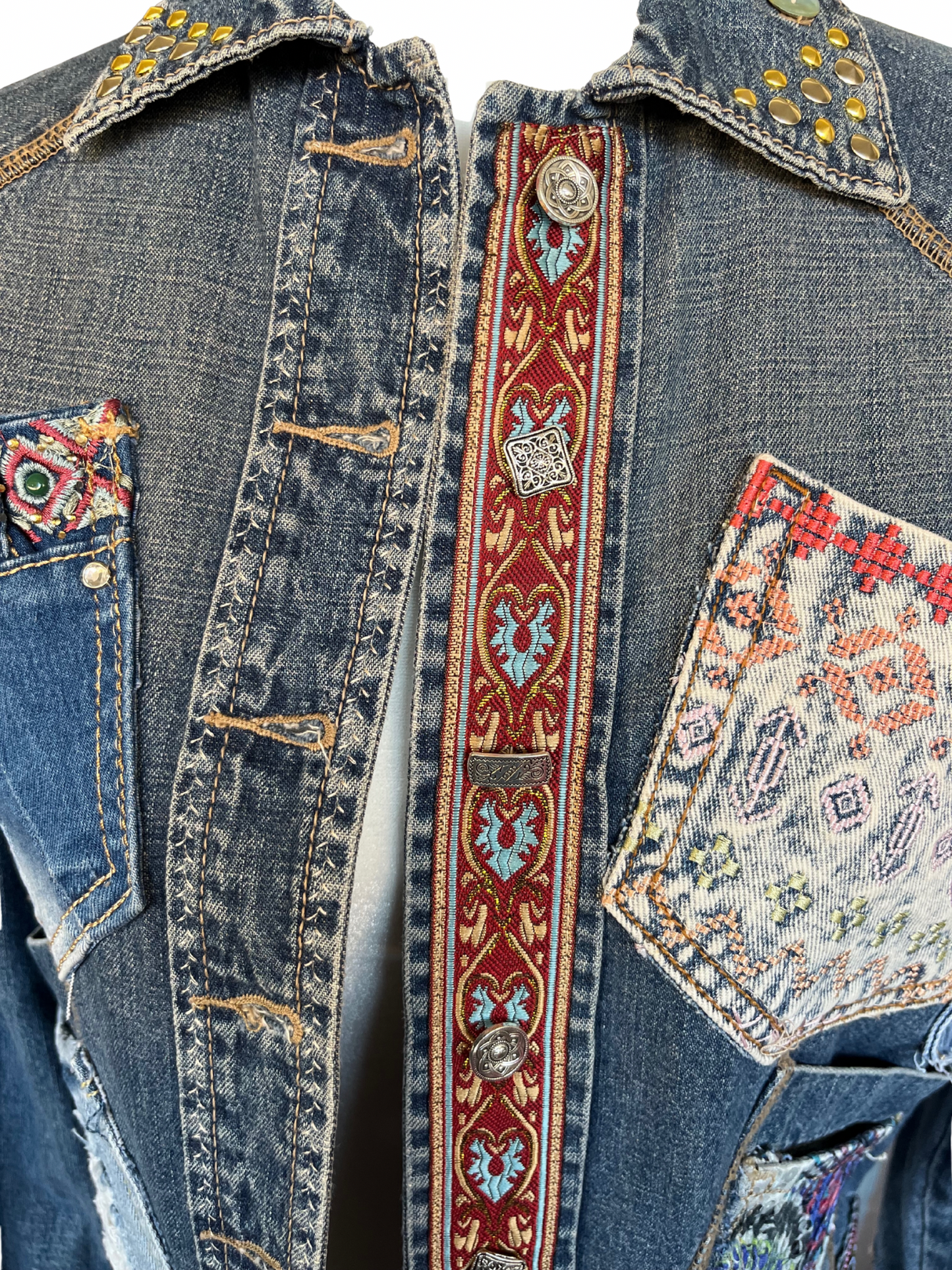 Chaqueta kalia de denim reciclado con bolsillos coloridos, cintas decorativas y botones desparejados