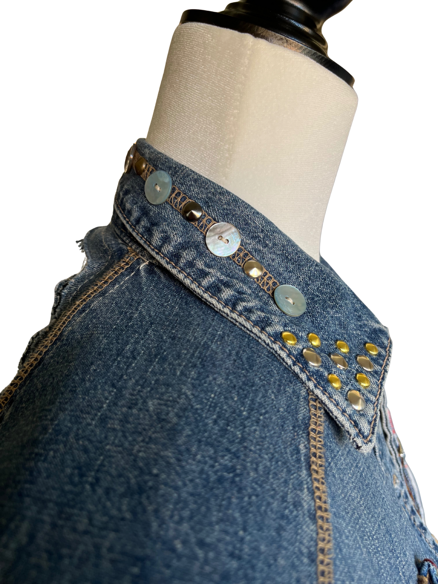 Chaqueta kalia de denim reciclado con bolsillos coloridos, cintas decorativas y cuello tachonado con botones de nácar