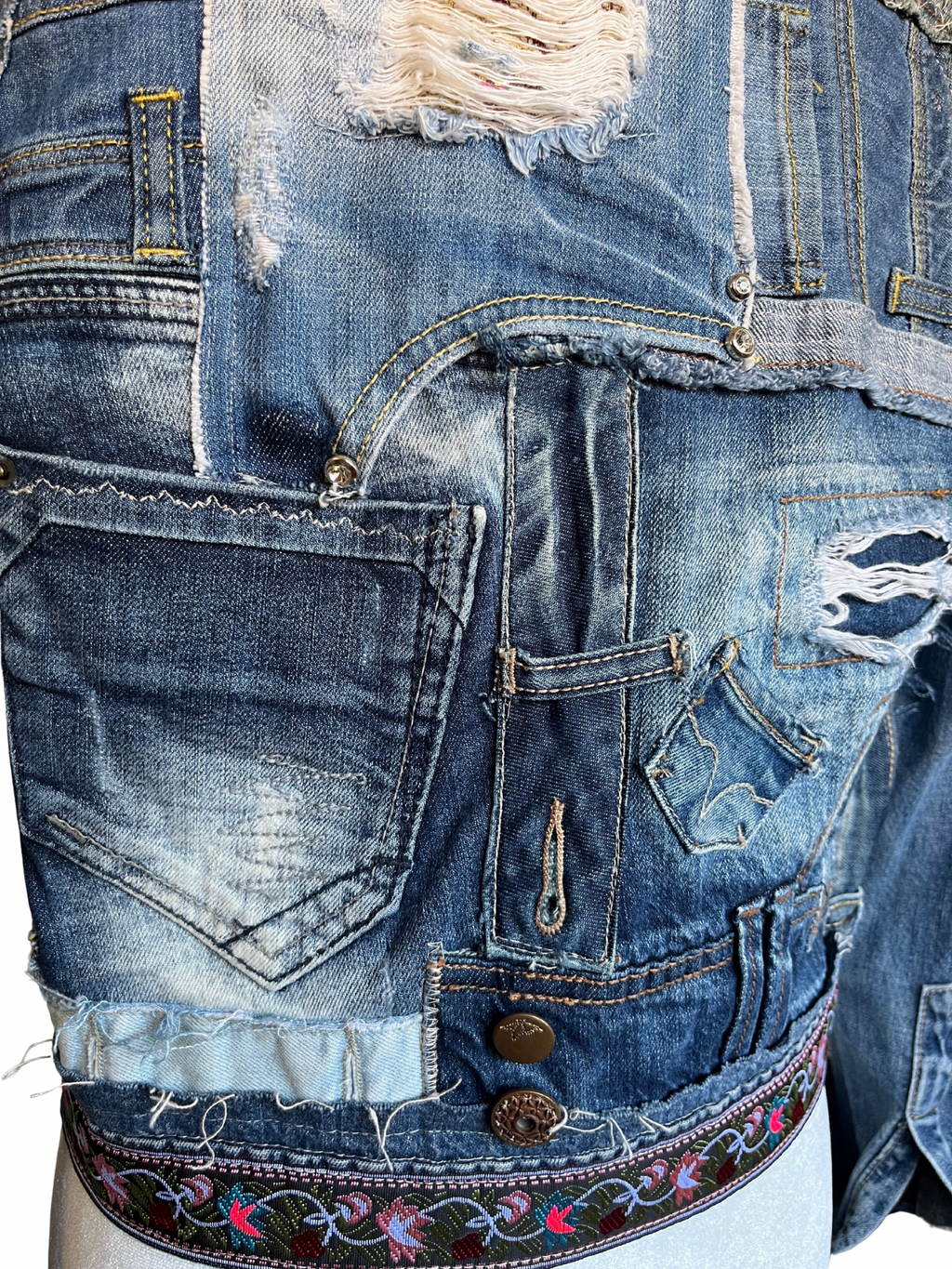 Espalda de la chaqueta kalia confeccionada con trozos de prendas vaqueras recicladas y panel trasero artesanal cosido a mano