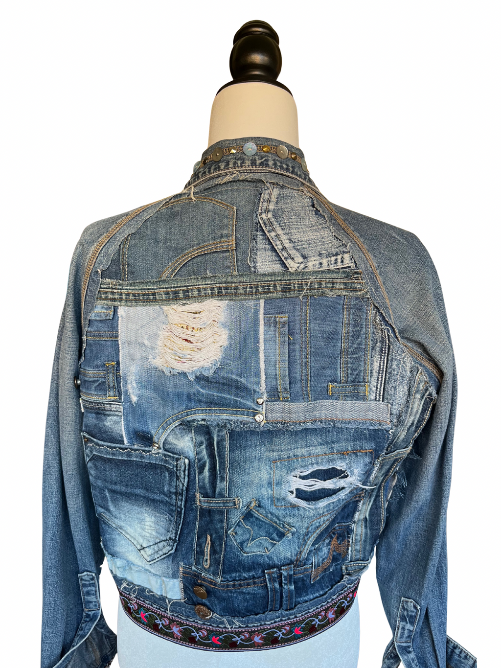 Espalda de la chaqueta kalia confeccionada con trozos de prendas vaqueras recicladas y panel trasero artesanal cosido a mano