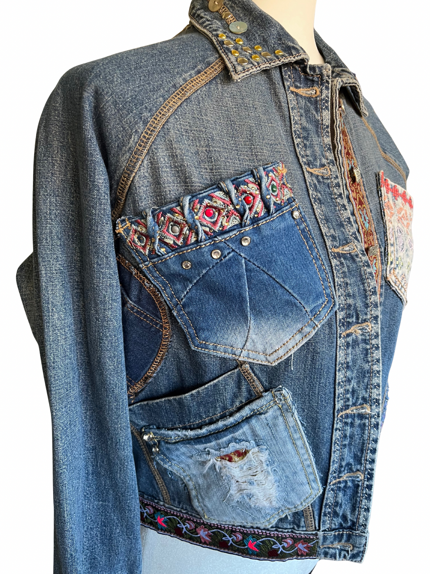 Chaqueta kalia de denim reciclado con bolsillos coloridos, cintas decorativas y cuello tachonado con botones de nácar