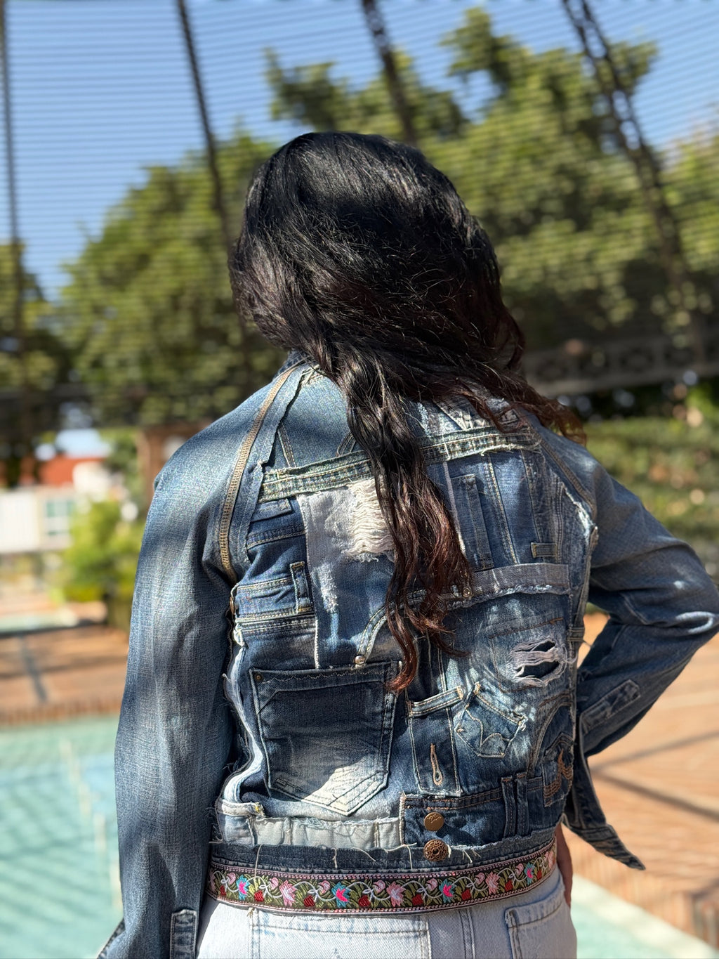 Espalda de la chaqueta kalia confeccionada con trozos de prendas vaqueras recicladas y panel trasero artesanal cosido a mano