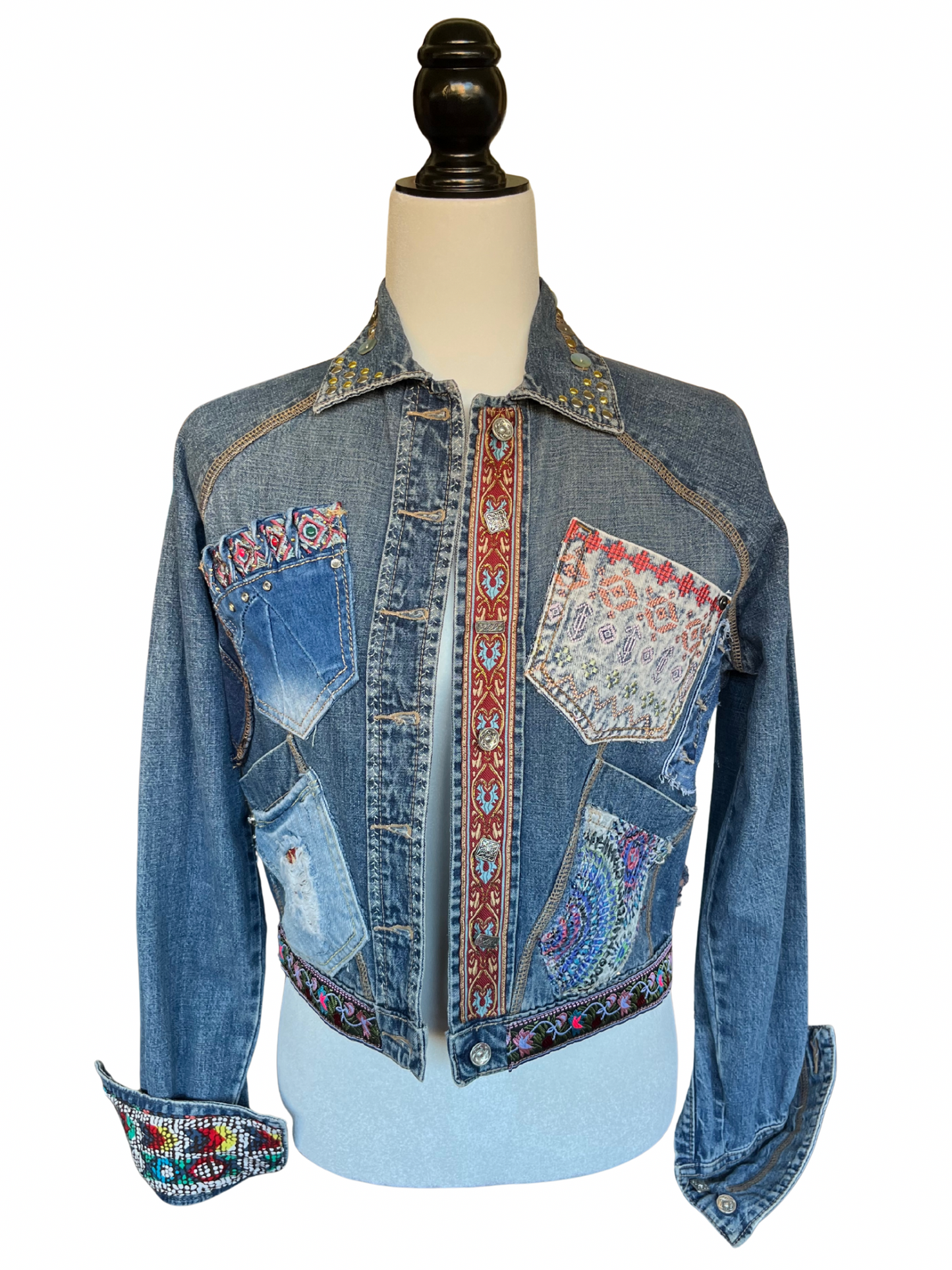 Chaqueta kalia de denim reciclado con bolsillos coloridos, cintas decorativas y cuello tachonado con botones de nácar