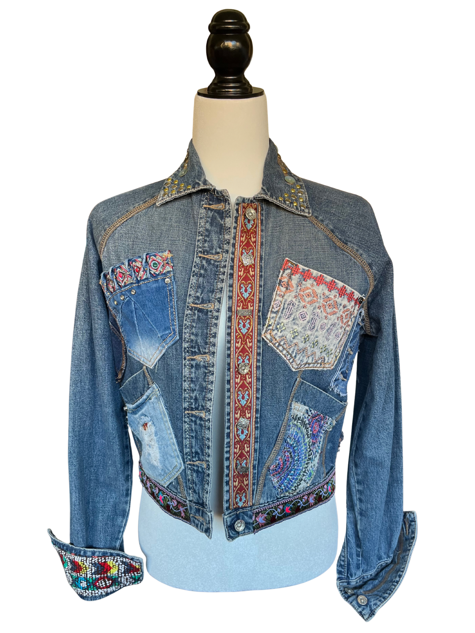 Chaqueta kalia de denim reciclado con bolsillos coloridos, cintas decorativas y cuello tachonado con botones de nácar