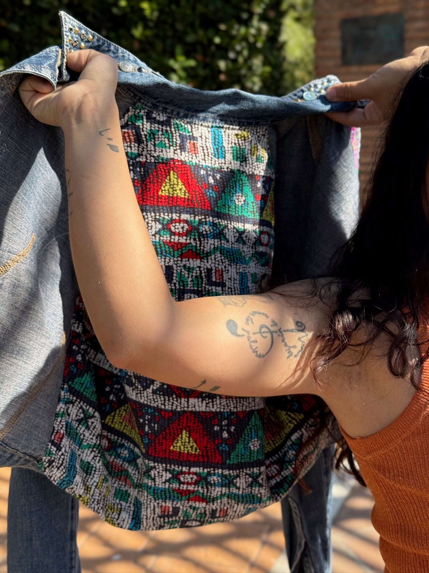 Interior de la chaqueta kalia confeccionada con parte de otra prenda reciclada cosida a mano