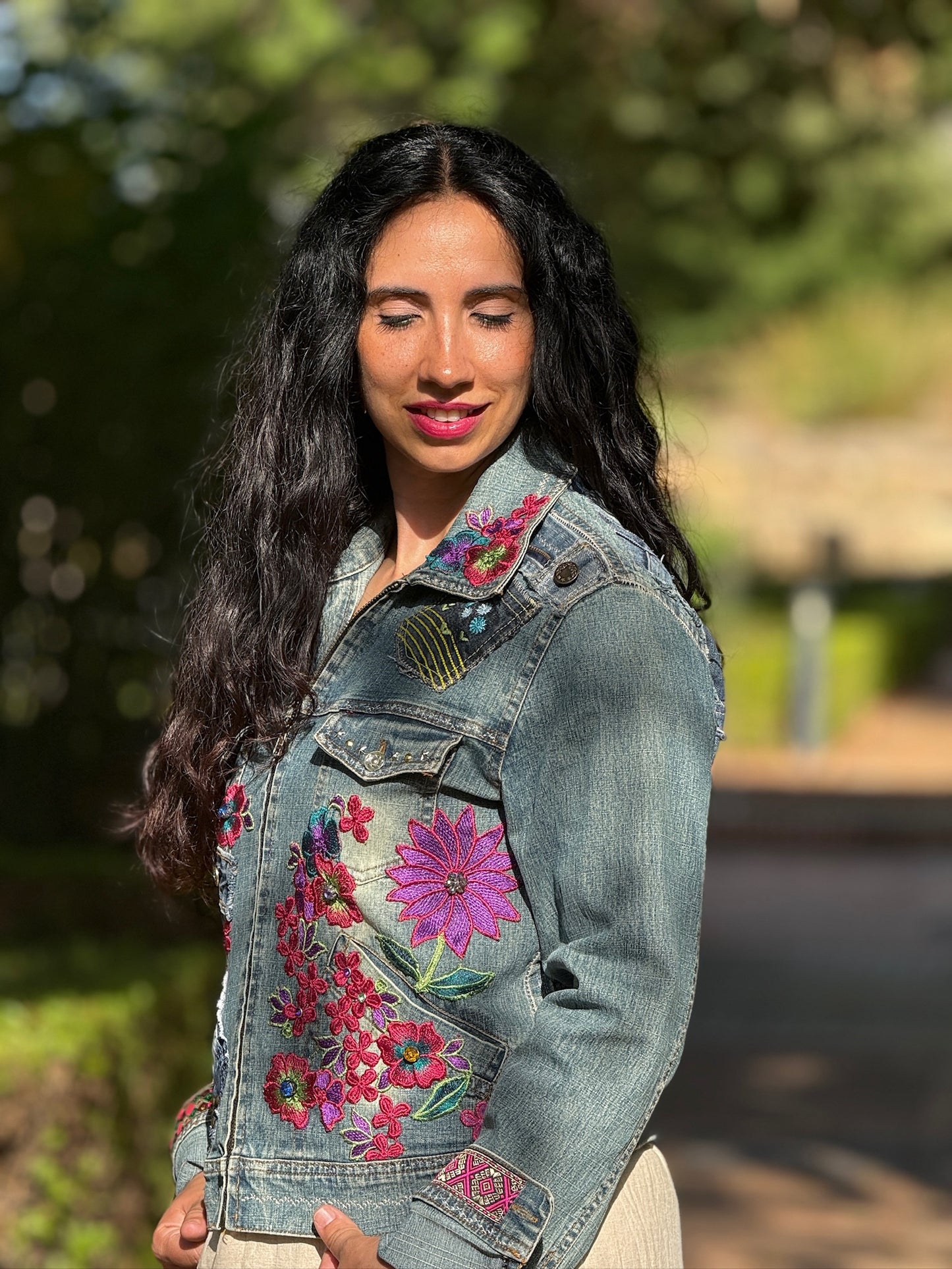 Chaqueta Noira de denim reciclado con flores bordadas a mano, cremalleras, bolsillos y puños recuperados