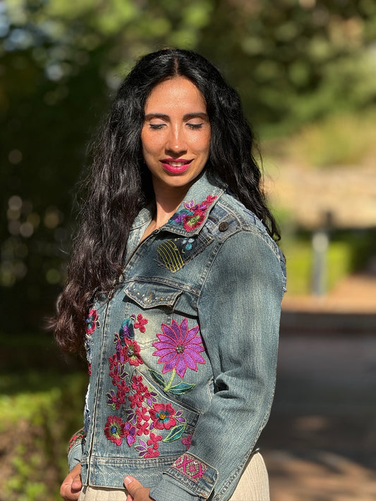 Chaqueta Noira de denim reciclado con flores bordadas a mano, cremalleras, bolsillos y puños recuperados