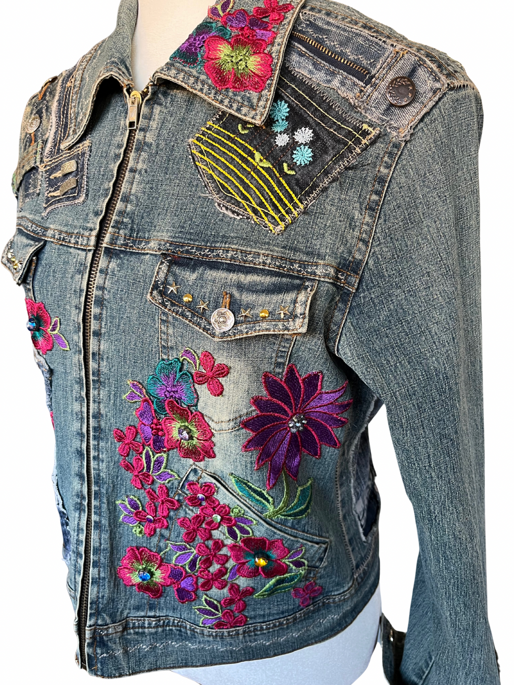 Chaqueta Noira de denim reciclado con flores bordadas a mano, cremalleras, bolsillos y puños recuperados
