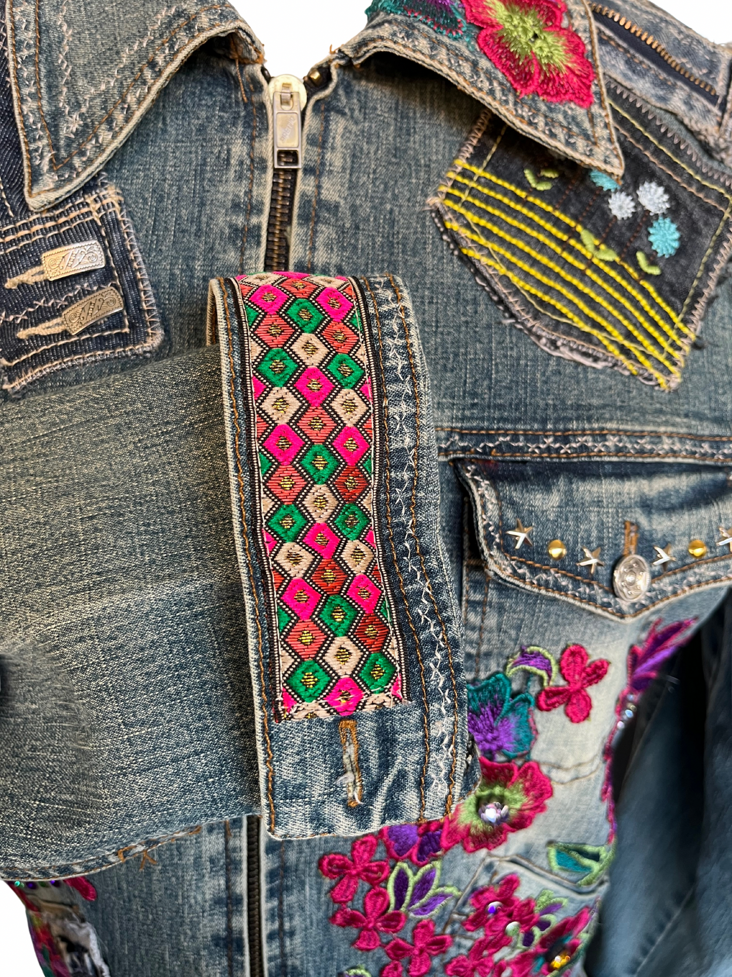 Chaqueta Noira de denim reciclado con flores bordadas a mano, cremalleras, bolsillos y puños recuperados