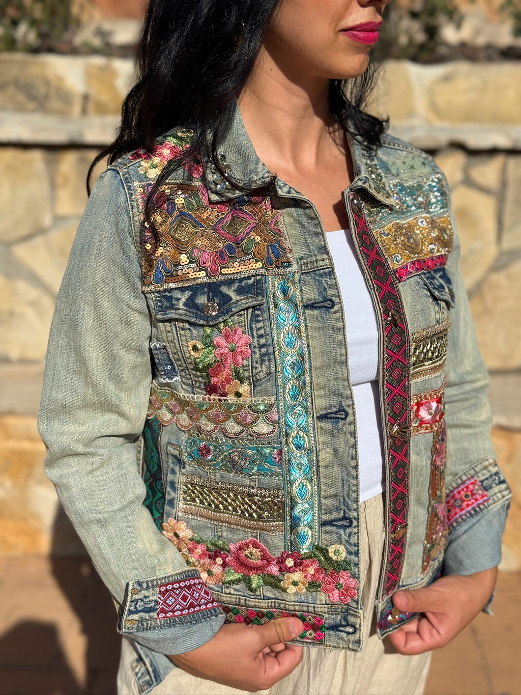 Chaqueta Zyra denim reciclado con flores bordadas, cintas y retales en el frente – pieza única hecha a mano