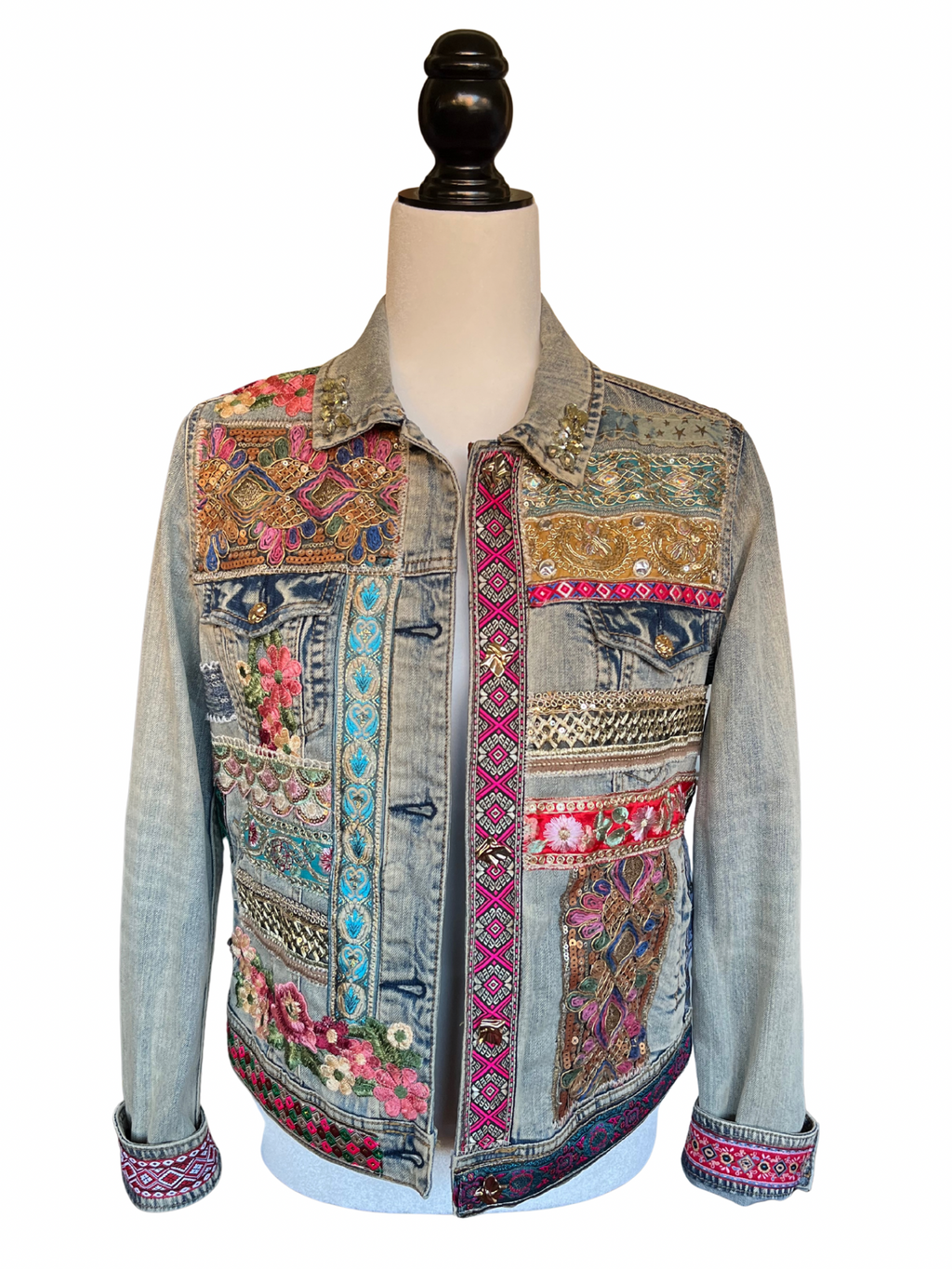 Chaqueta Zyra denim reciclado con flores bordadas, cintas y retales en el frente – pieza única hecha a mano