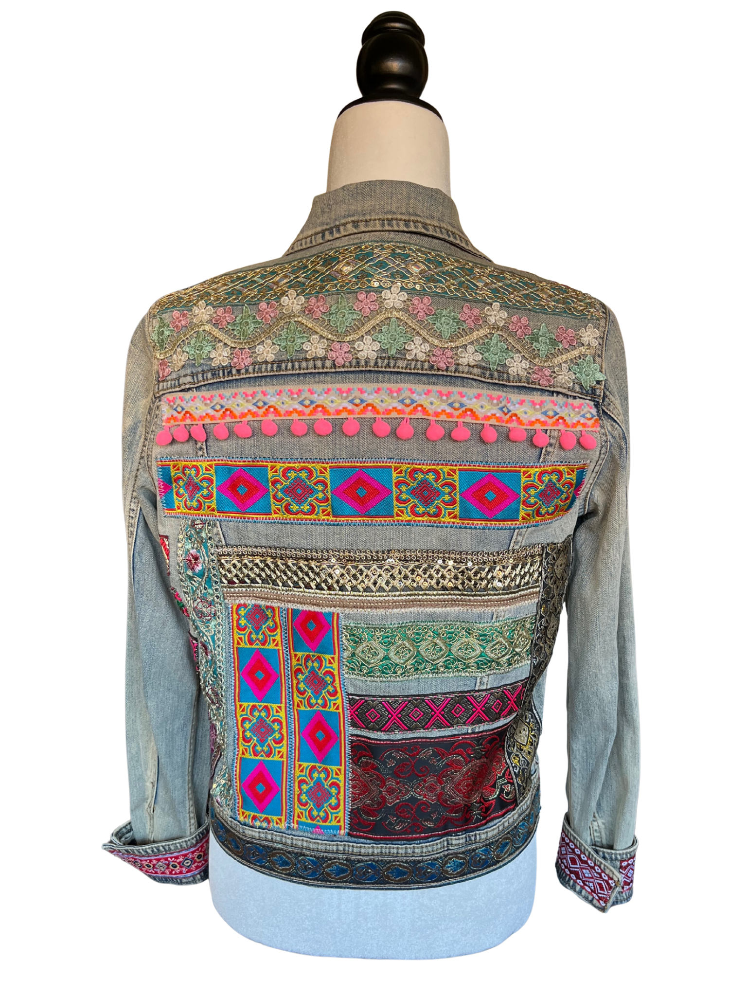 Chaqueta Zyra denim reciclado con gran patchwork de telas vintage, bordados y pompones en la espalda – pieza única hecha a mano