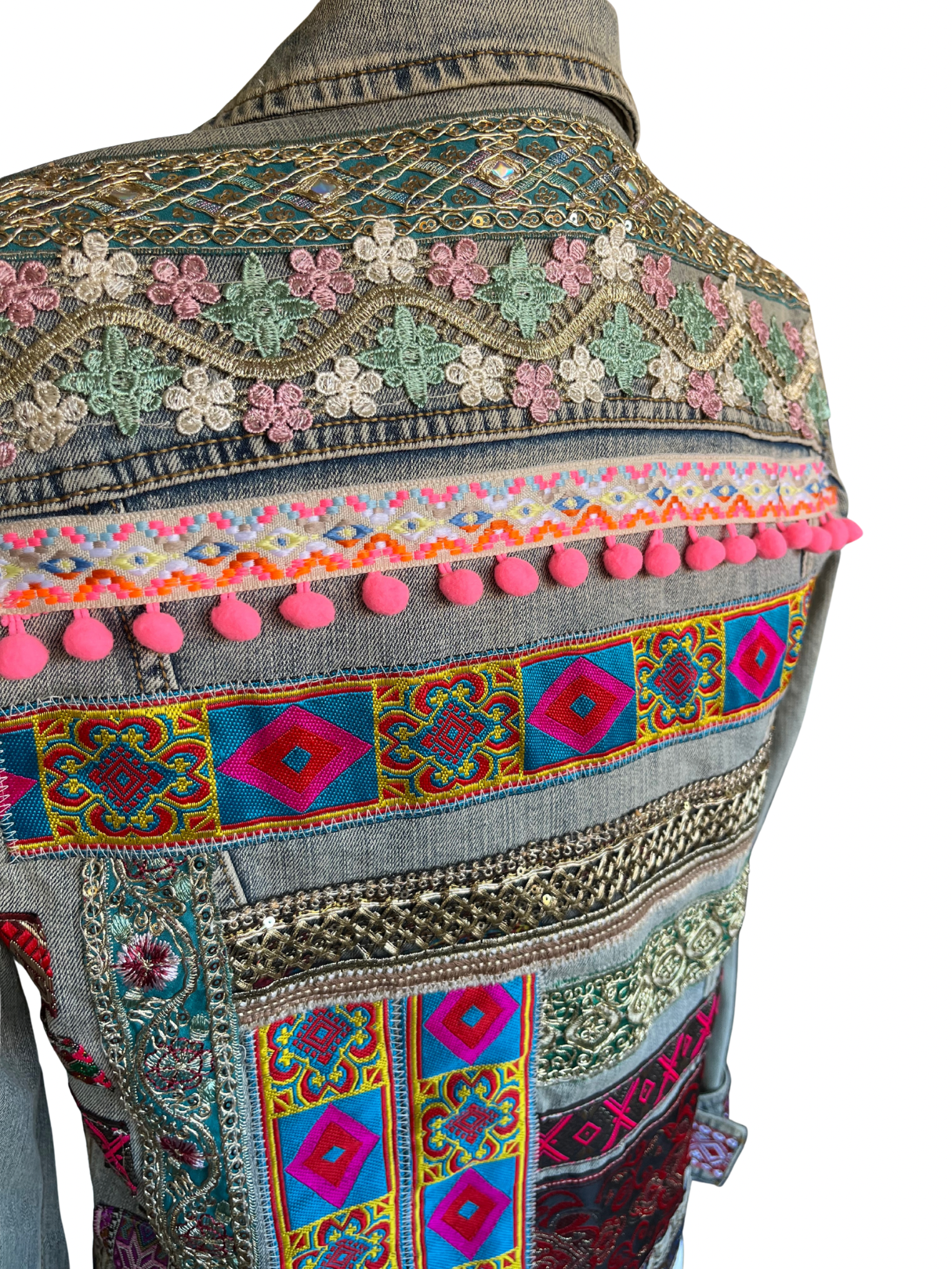 Chaqueta Zyra denim reciclado con gran patchwork de telas vintage, bordados y pompones en la espalda – pieza única hecha a mano