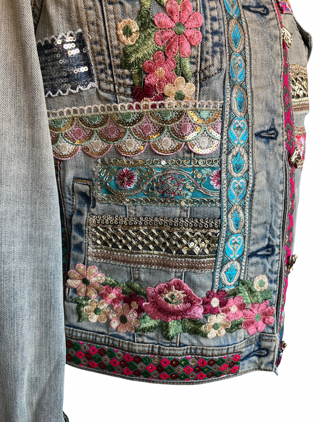 Chaqueta Zyra denim reciclado con flores bordadas, cintas y retales en el frente – pieza única hecha a mano