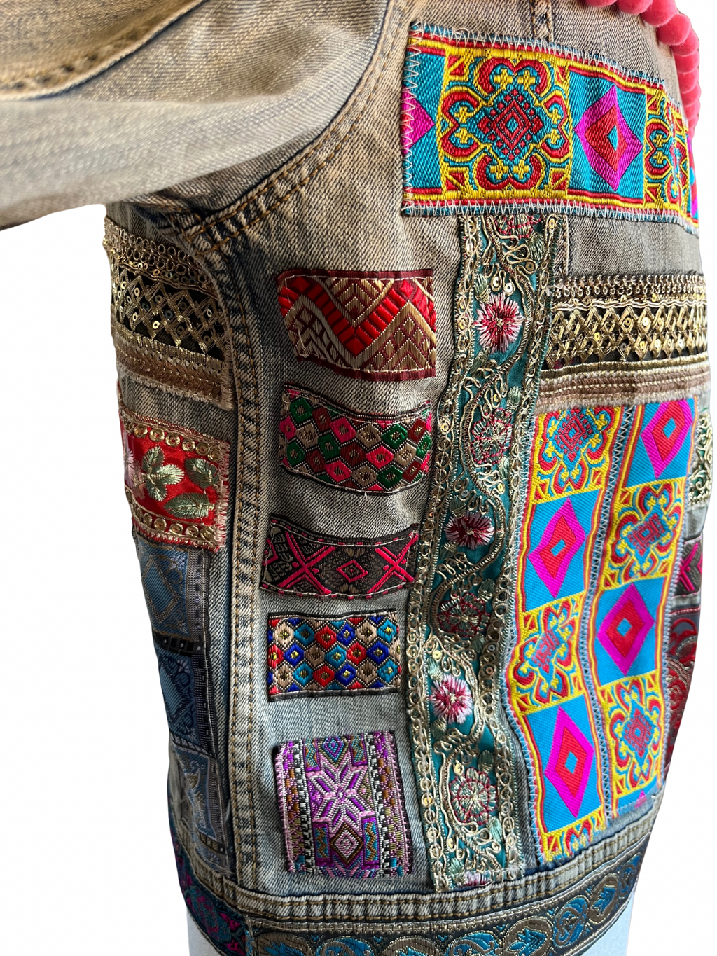 Chaqueta Zyra denim reciclado con gran patchwork de telas vintage, bordados y pompones en la espalda – pieza única hecha a mano