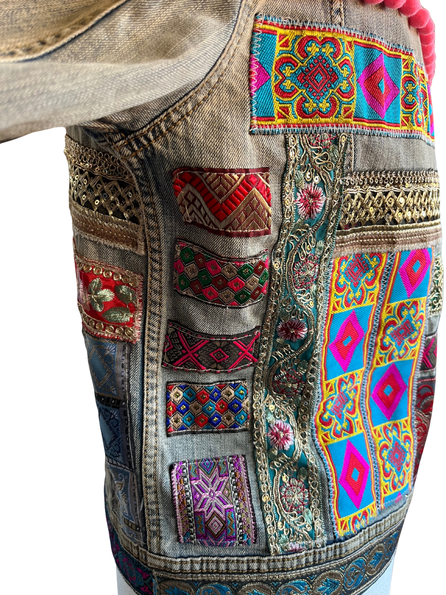 Chaqueta Zyra denim reciclado con gran patchwork de telas vintage, bordados y pompones en la espalda – pieza única hecha a mano