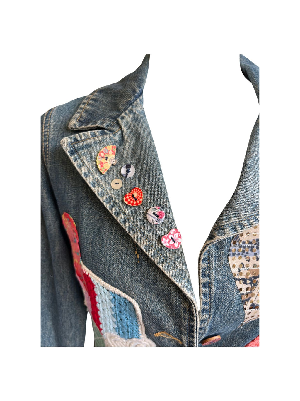 Chaqueta vaquera Íride hecha a mano con denim reciclado, búho bordado con lentejuelas en la espalda y detalles de ganchillo en el frente.