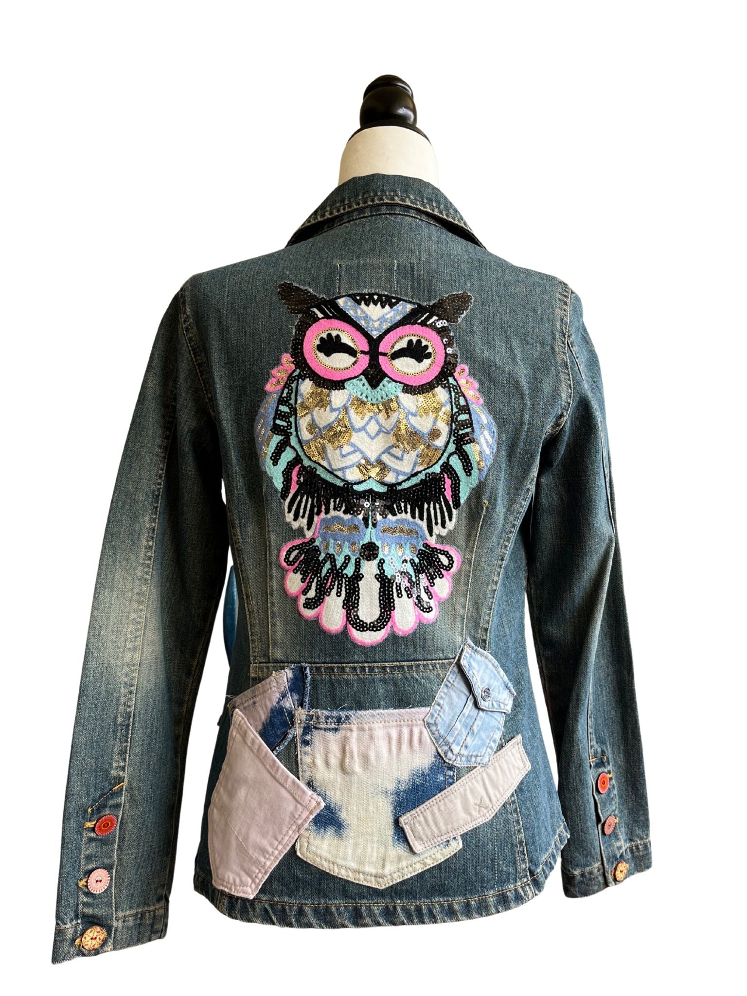 Chaqueta vaquera Íride hecha a mano con denim reciclado, búho bordado con lentejuelas en la espalda y detalles de ganchillo en el frente.
